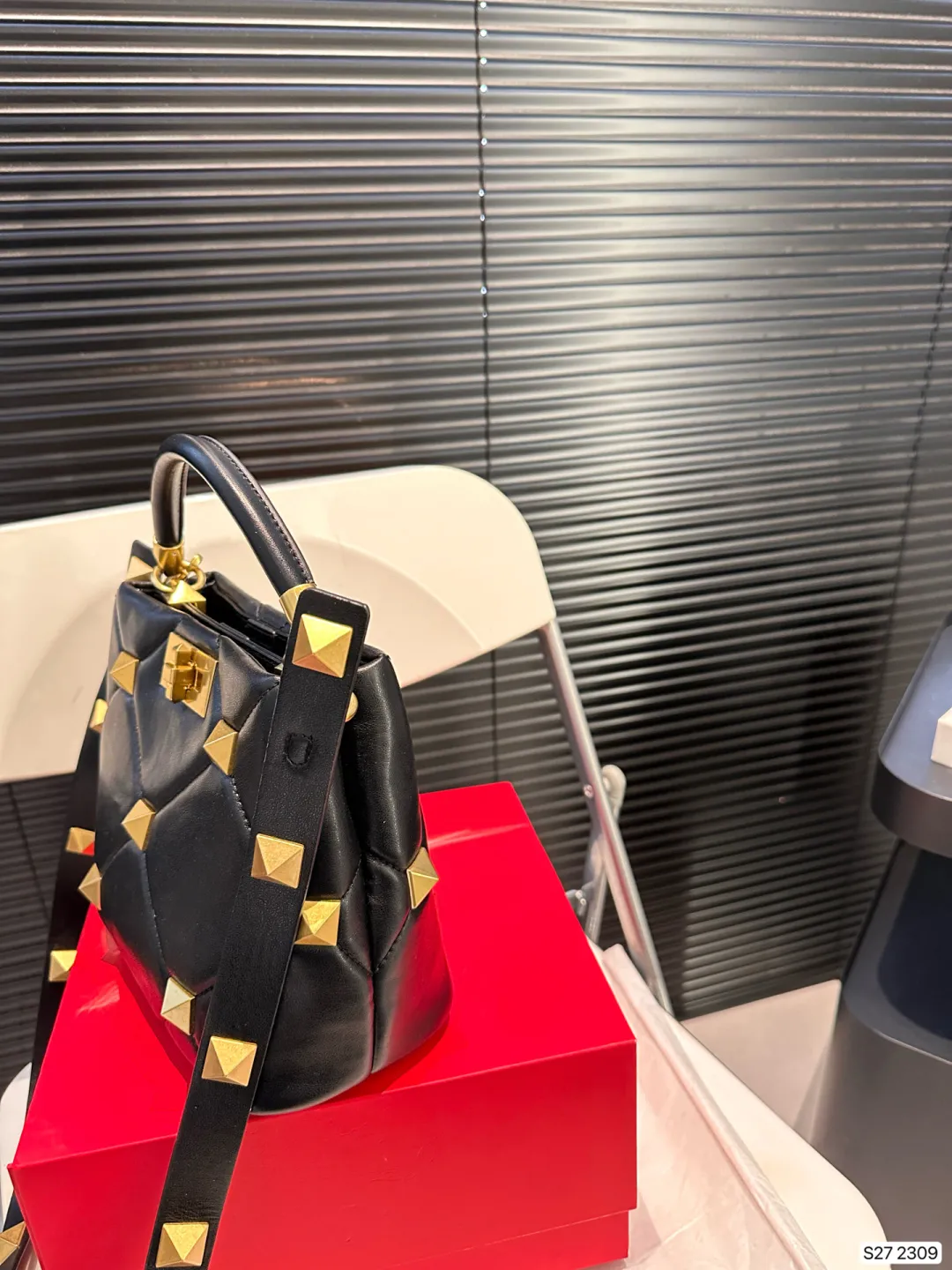 P370 comes with a folding box. Valentino bucket Valentino stud bag feels very gentle. The golden rivets add a touch of nobility. It looks small but has a large capacity. It is suitable for commuting and daily outings. Size: 20 18 Item No. 2309