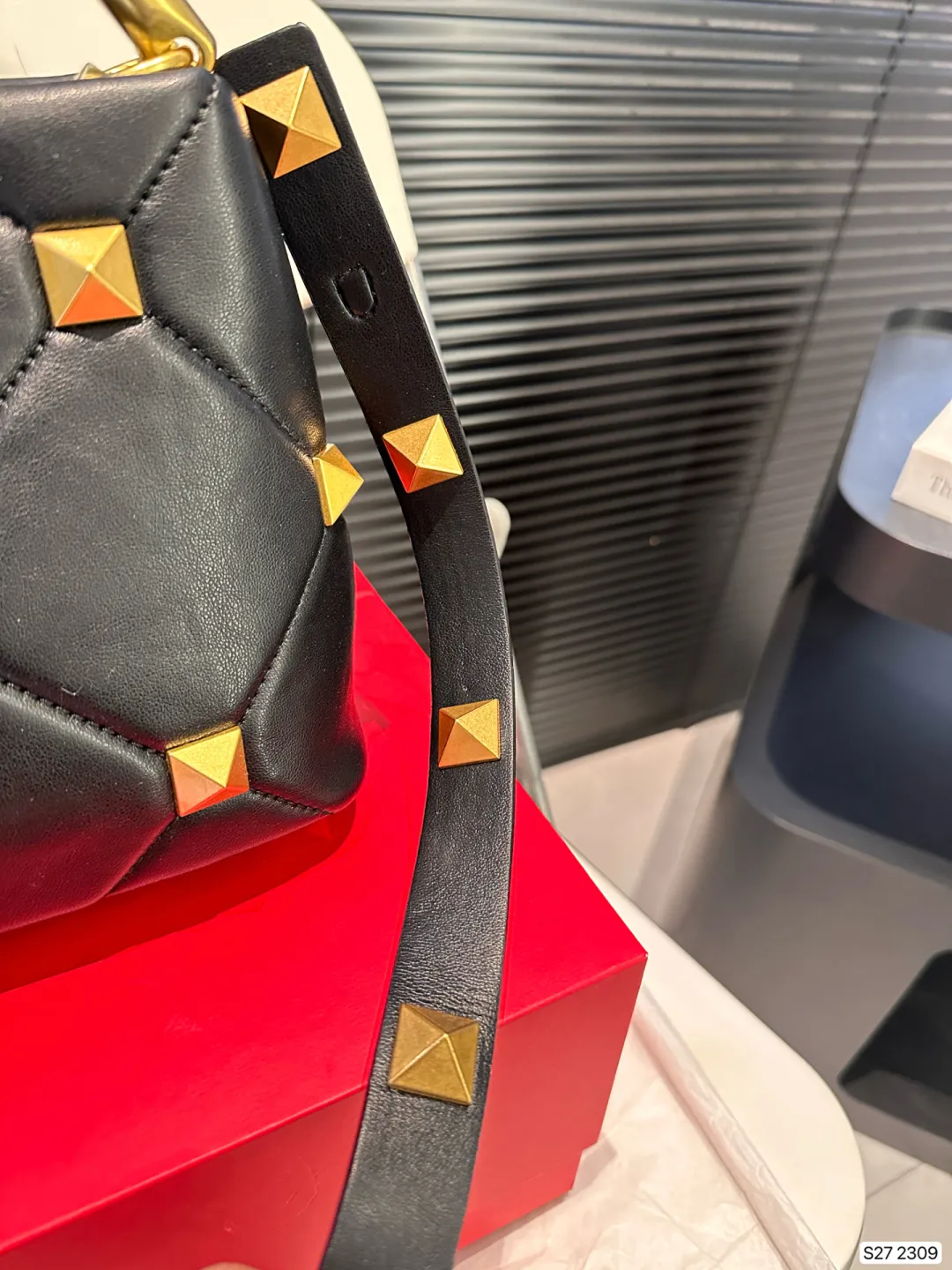 P370 comes with a folding box. Valentino bucket Valentino stud bag feels very gentle. The golden rivets add a touch of nobility. It looks small but has a large capacity. It is suitable for commuting and daily outings. Size: 20 18 Item No. 2309
