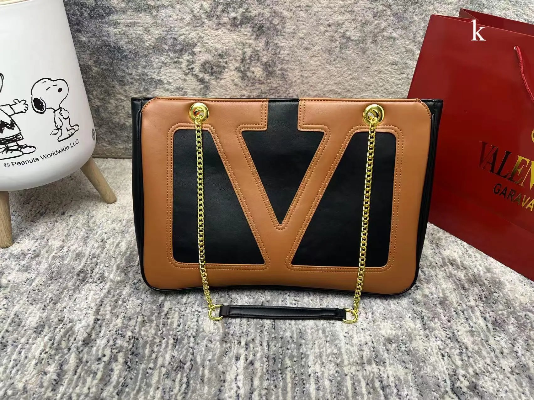p280 Valentino Valentino ⚠️ Comes with box ⚠️ Size 37*26 VivaSuperstar meets your various needs. Its capacity is amazing. It looks flat, but it can hold a laptop. It breaks the shape of the traditional tote bag. It is made of soft lambskin, delicate and soft, and the bag body is light.