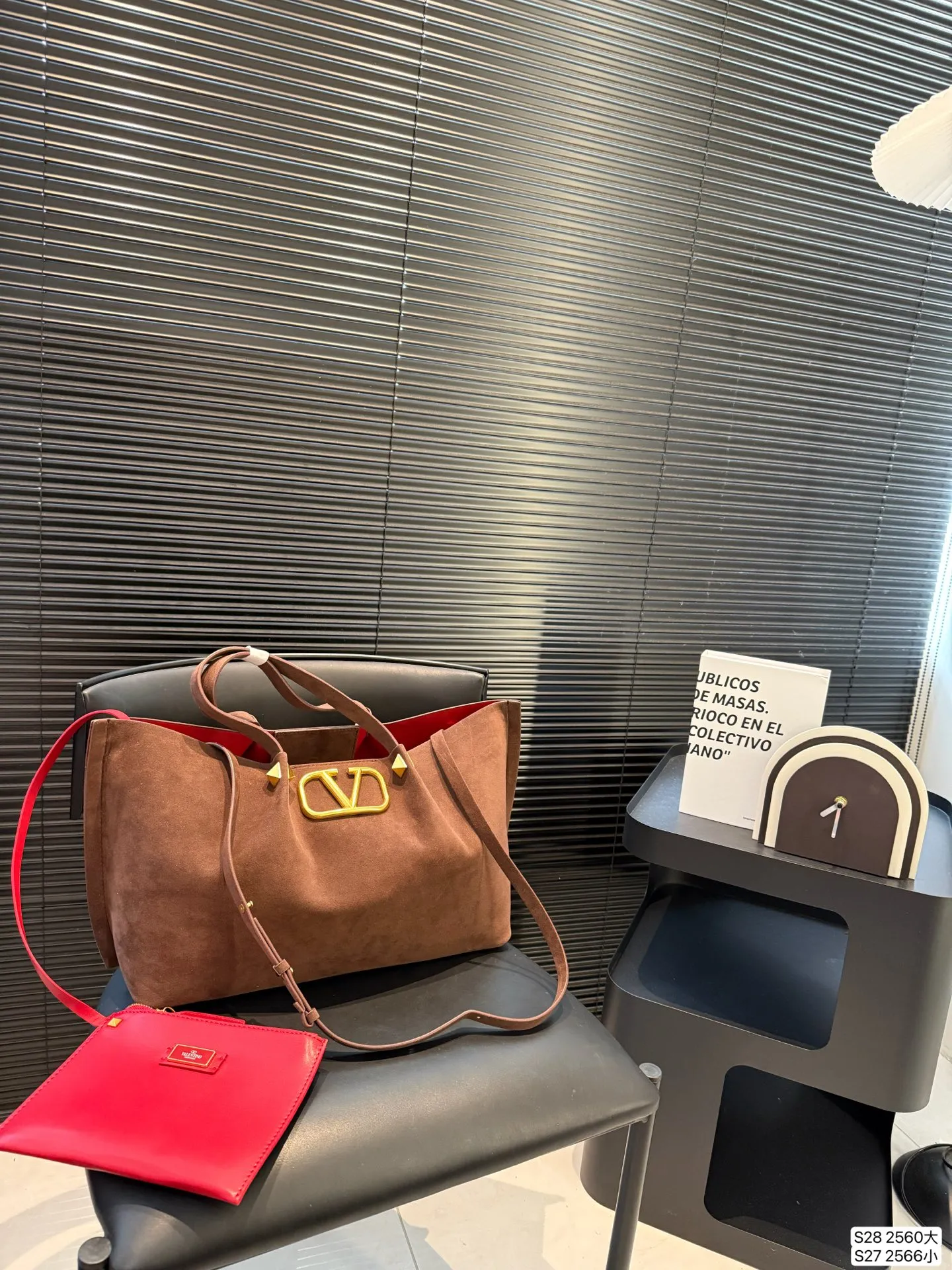 Large size P380 Small size P370 Valentino tote bag has a retro feel, high-end yet elegant, super atmospheric, suitable for commuting, casual, and dating. Size: Large size 37 23 Small size 25 19 Item number Large 2560 Small 2566