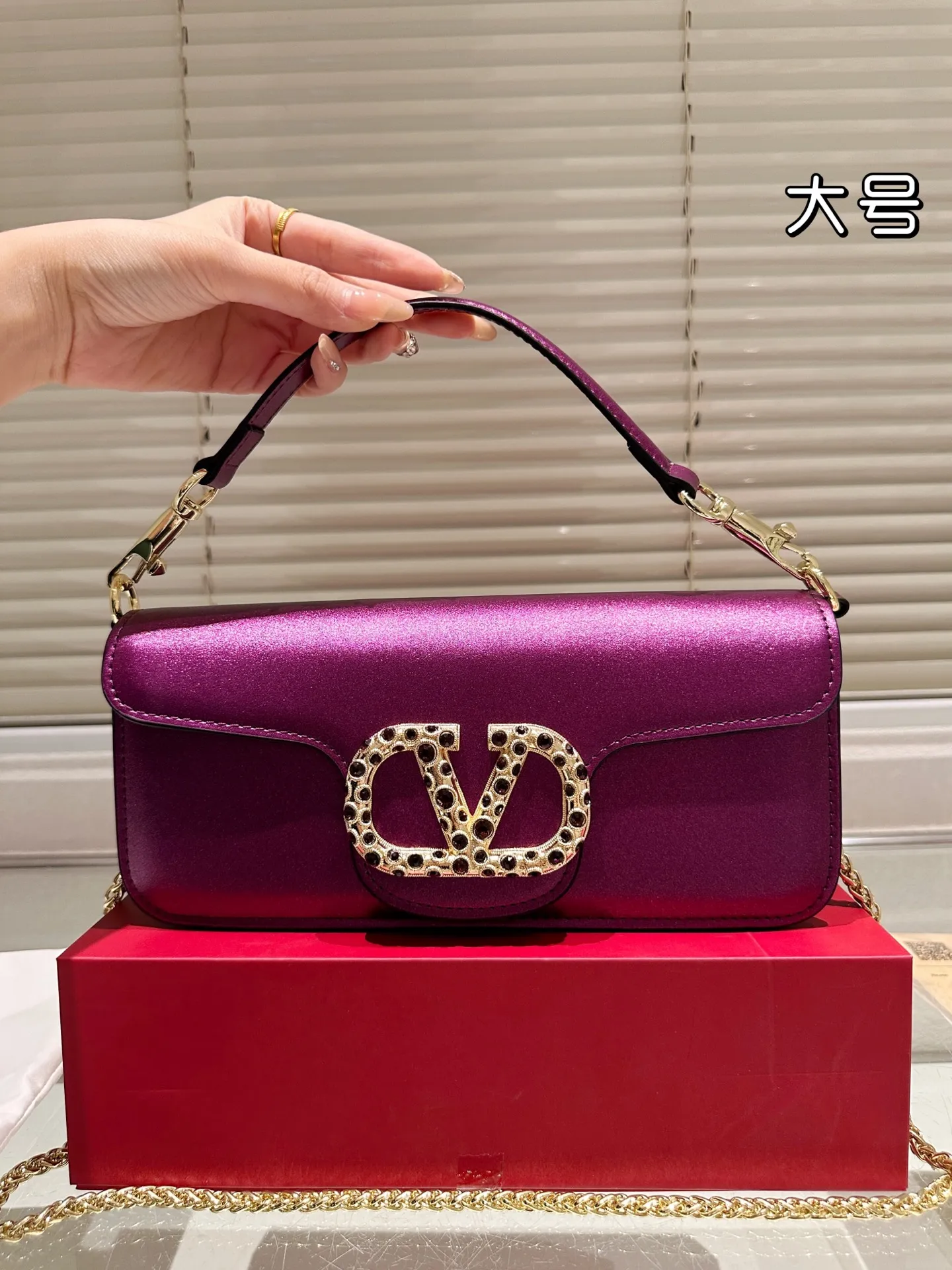 Large P320 Folding Box ⚠️Size 26.11 Valentino Loco Shoulder Bag Overflowing with Sophistication This Look Is Very Versatile No matter how you carry it, you won’t feel any pressure. Which girl can resist such a beautiful bag?