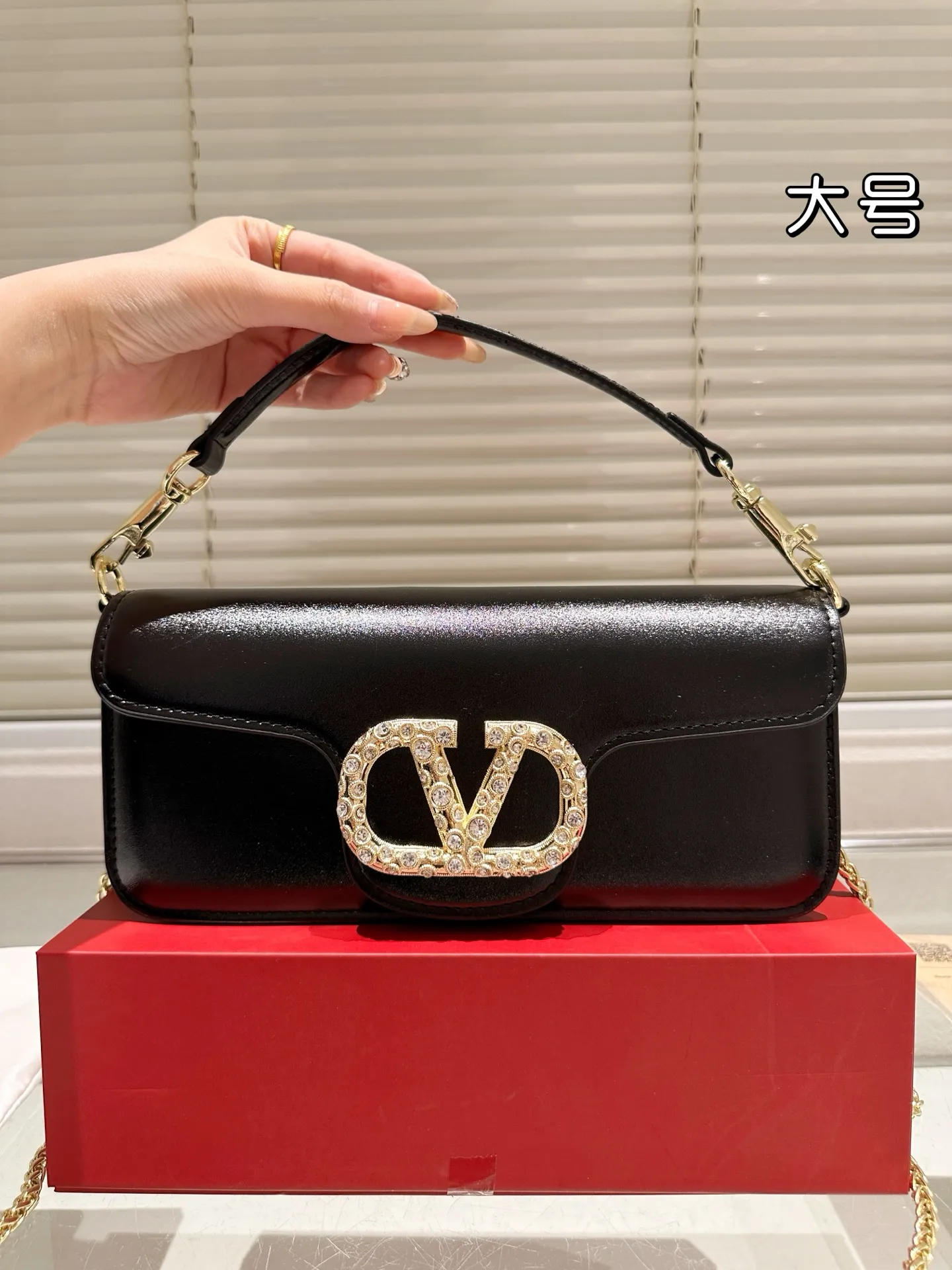 Large P320 Folding Box ⚠️Size 26.11 Valentino Loco Shoulder Bag Overflowing with Sophistication This Look Is Very Versatile No matter how you carry it, you won’t feel any pressure. Which girl can resist such a beautiful bag?