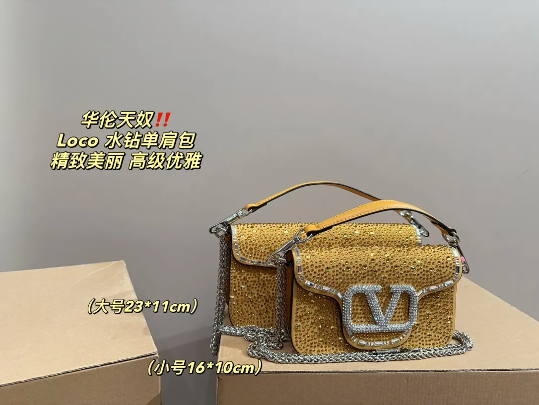 Large P360 with folding box ⚠️Size 23.11 Small P350 with folding box ⚠️Size 16.10 Valentino Loco rhinestone shoulder bag Valentino new autumn and winter sparkling diamond beaded women's bag ~ pink Barbie pink, silver, black, green, 1oco catwalk style! From parties to disco dances and dinners, it can be held in any occasion! The sparkling and lovable fashion queen of the whole audience, queen’s concave styling tool~