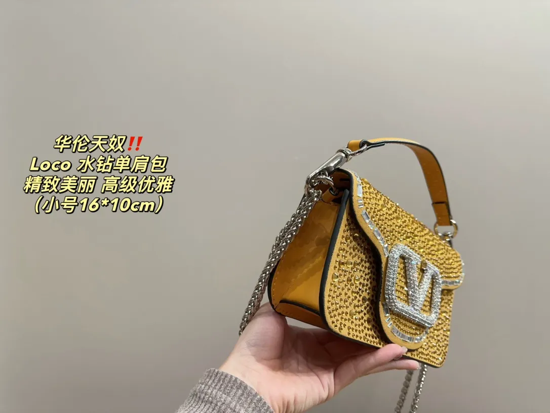 Large P360 with folding box ⚠️Size 23.11 Small P350 with folding box ⚠️Size 16.10 Valentino Loco rhinestone shoulder bag Valentino new autumn and winter sparkling diamond beaded women's bag ~ pink Barbie pink, silver, black, green, 1oco catwalk style! From parties to disco dances and dinners, it can be held in any occasion! The sparkling and lovable fashion queen of the whole audience, queen’s concave styling tool~