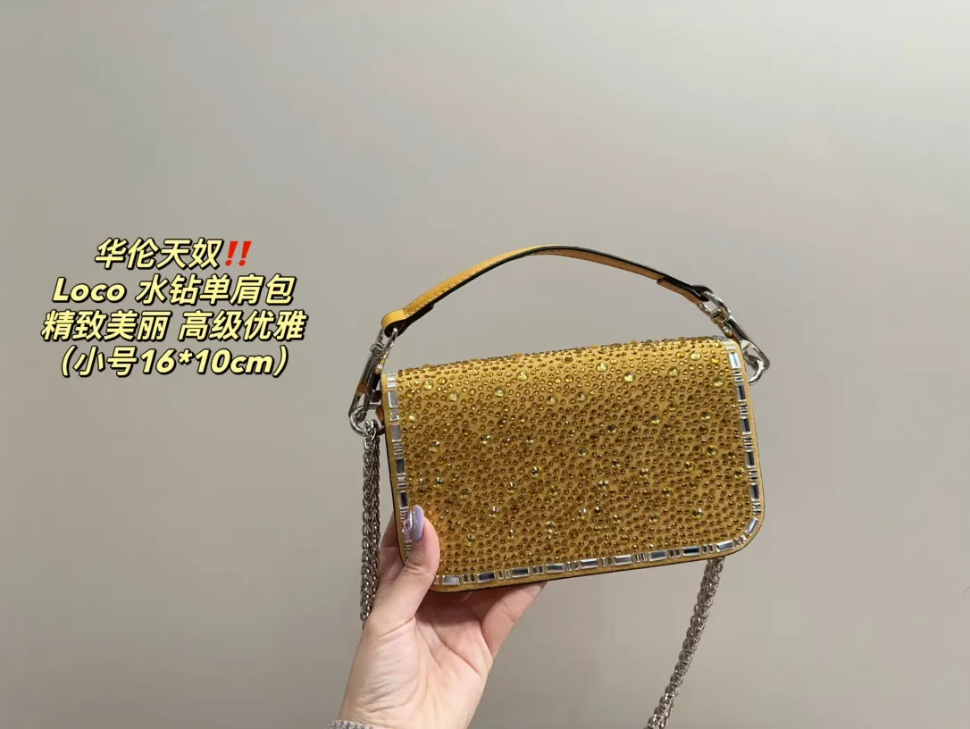 Large P360 with folding box ⚠️Size 23.11 Small P350 with folding box ⚠️Size 16.10 Valentino Loco rhinestone shoulder bag Valentino new autumn and winter sparkling diamond beaded women's bag ~ pink Barbie pink, silver, black, green, 1oco catwalk style! From parties to disco dances and dinners, it can be held in any occasion! The sparkling and lovable fashion queen of the whole audience, queen’s concave styling tool~