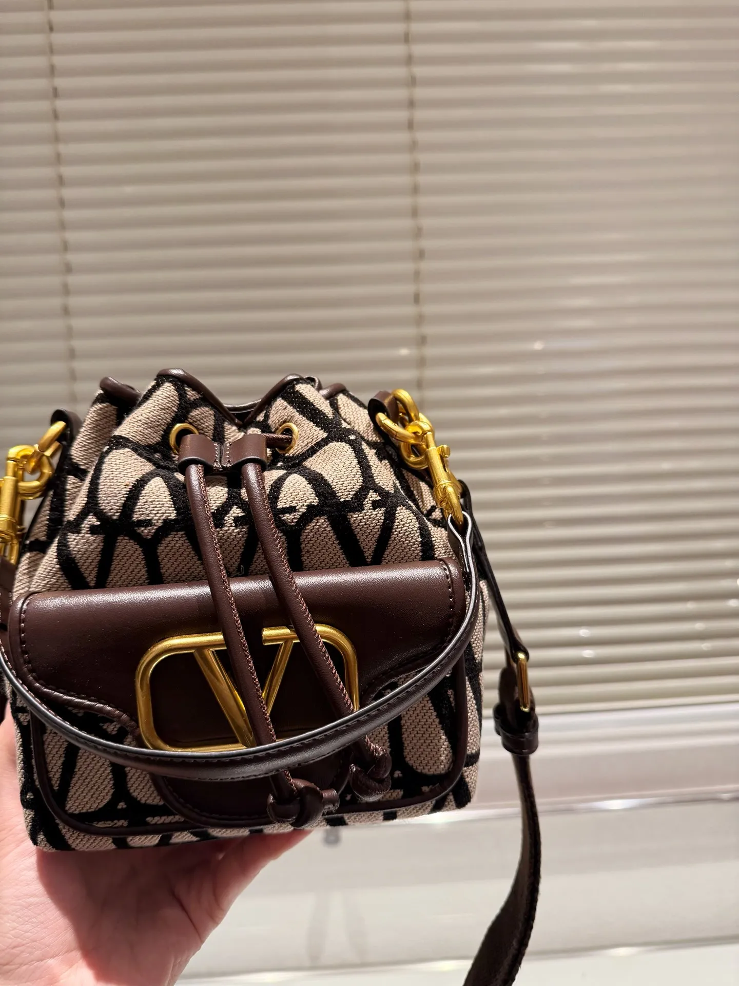 P320 Valentino Loco, a must-have for beautiful fairies, and so beautiful. Hand-held shoulder bag, unlocks fashion charm. Can be salty or sweet. The most beautiful girl on the street. Size 15.19cm. Comes with folding gift box.