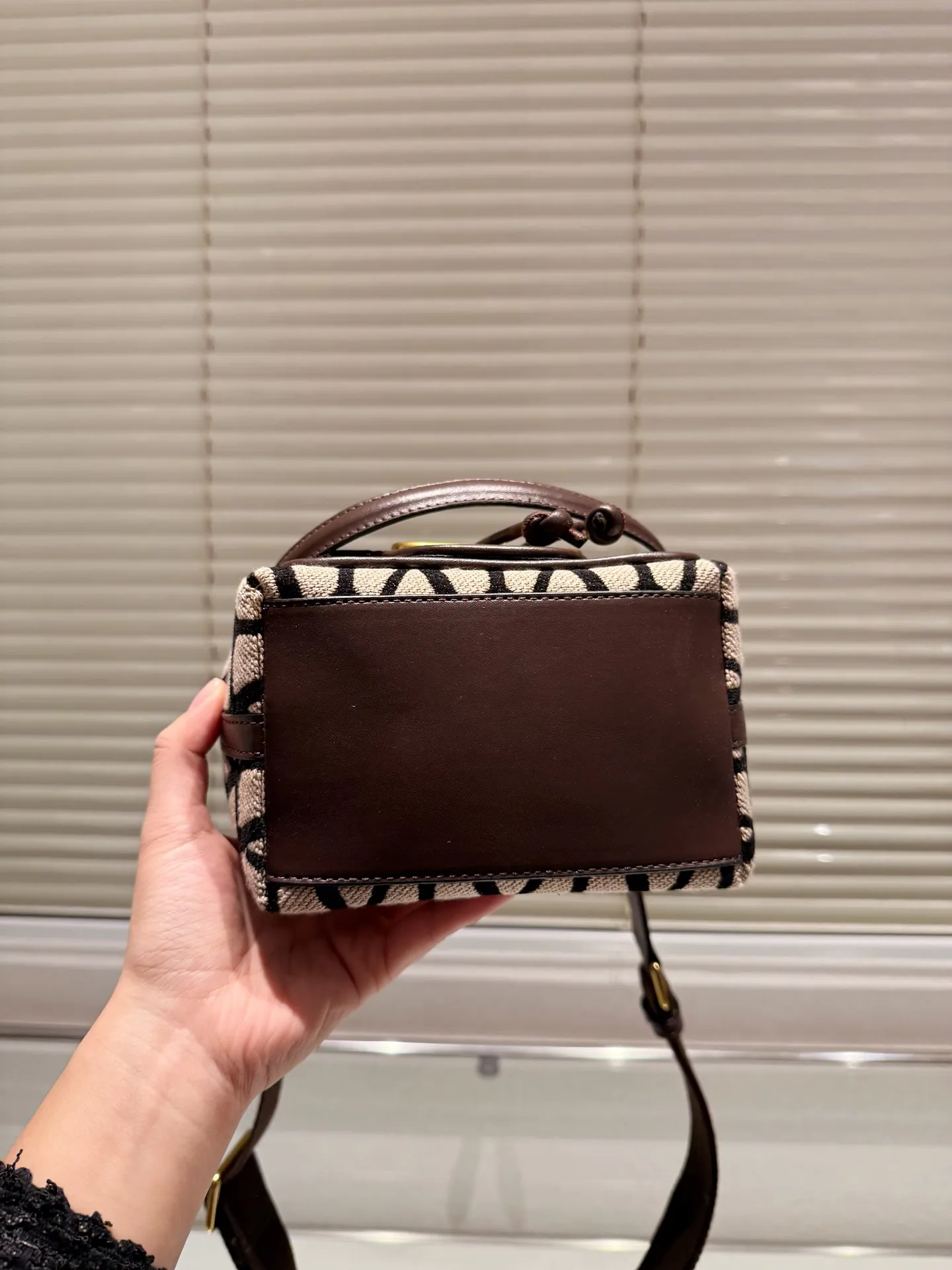 P320 Valentino Loco, a must-have for beautiful fairies, and so beautiful. Hand-held shoulder bag, unlocks fashion charm. Can be salty or sweet. The most beautiful girl on the street. Size 15.19cm. Comes with folding gift box.