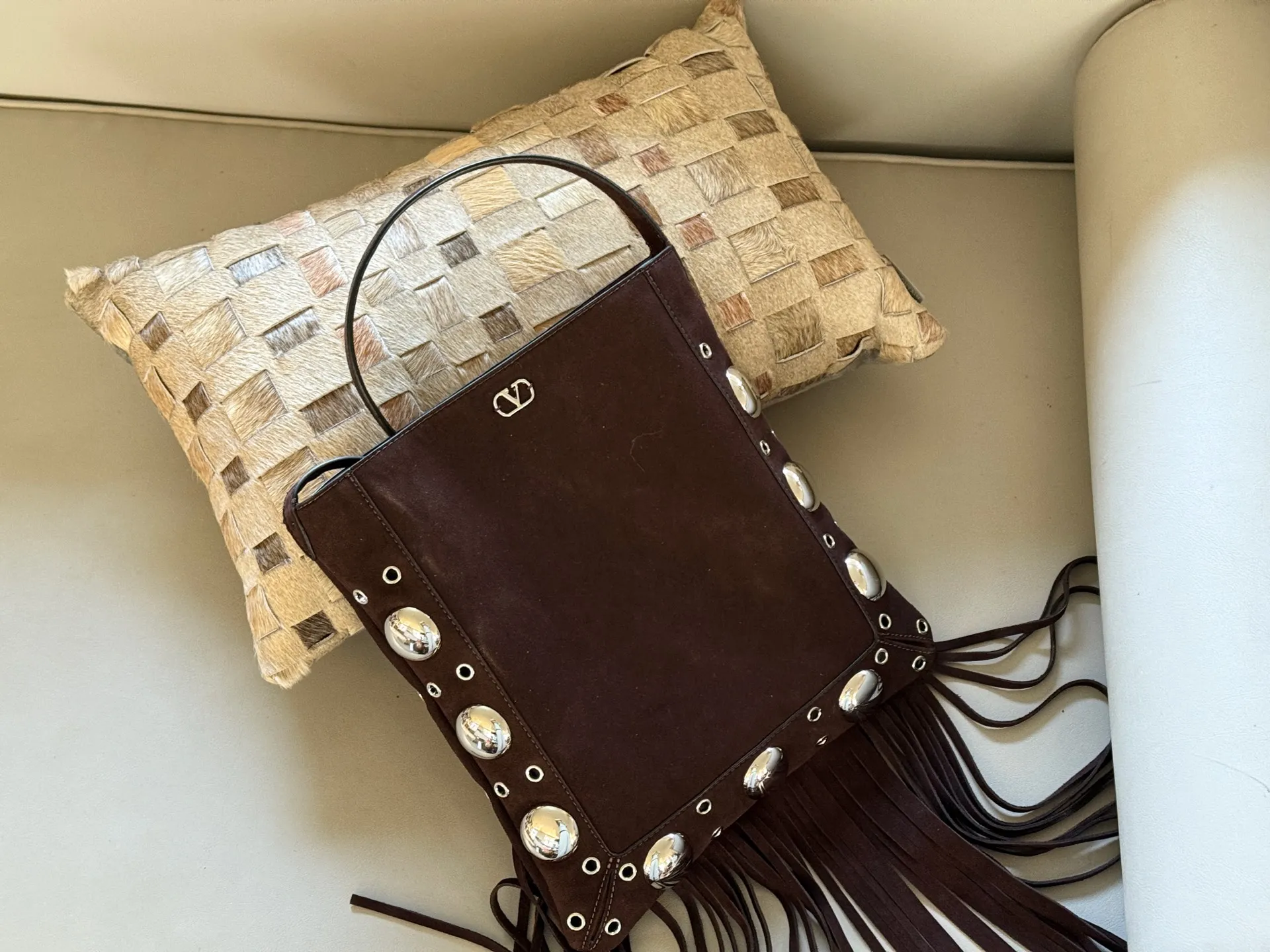 💰480 Comes with box size: 29*30cm Valentino tassel handbag rivet punk is a must-have! Taking to the streets, the charming atmosphere fills my heart<
