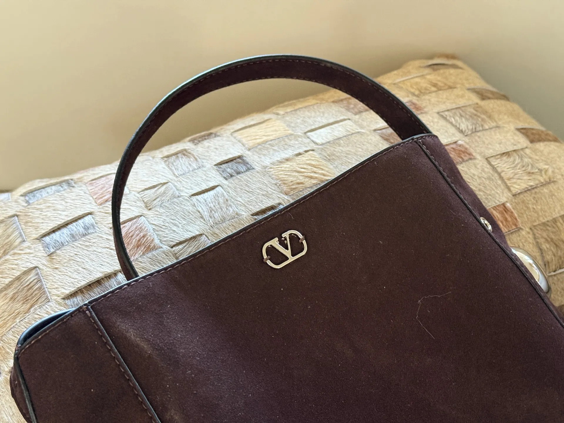 💰480 Comes with box size: 29*30cm Valentino tassel handbag rivet punk is a must-have! Taking to the streets, the charming atmosphere fills my heart<