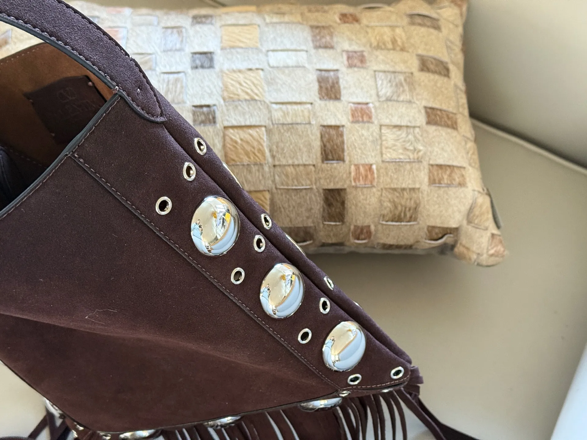 💰480 Comes with box size: 29*30cm Valentino tassel handbag rivet punk is a must-have! Taking to the streets, the charming atmosphere fills my heart<