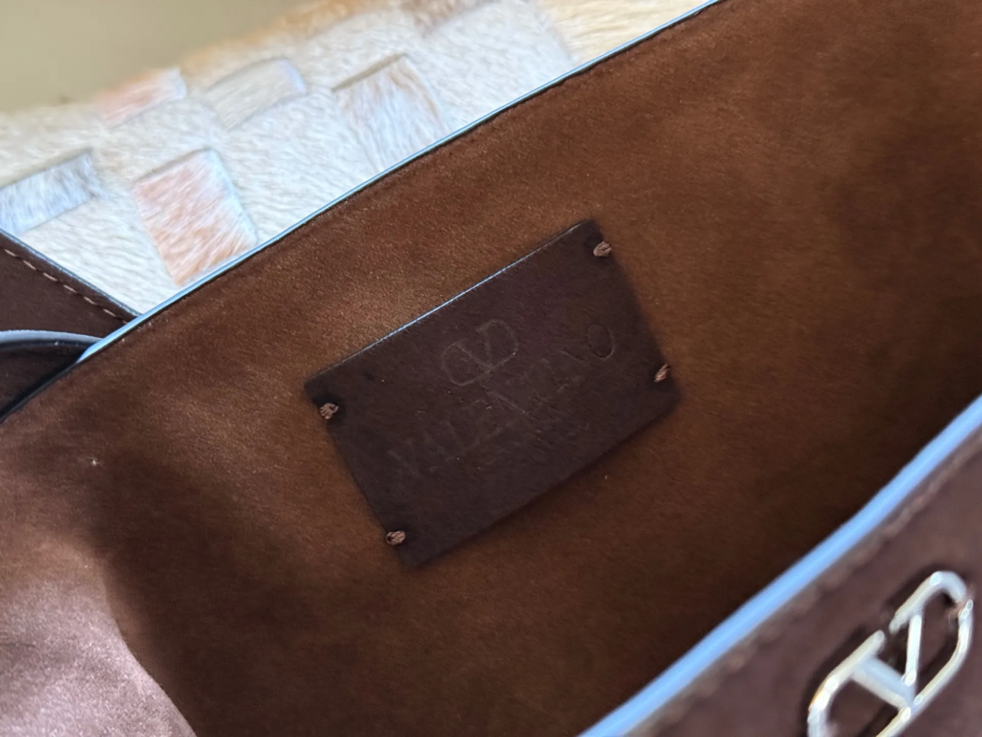 💰480 Comes with box size: 29*30cm Valentino tassel handbag rivet punk is a must-have! Taking to the streets, the charming atmosphere fills my heart<