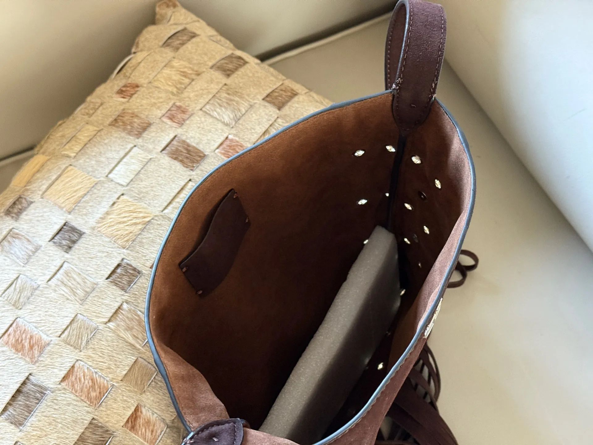 💰480 Comes with box size: 29*30cm Valentino tassel handbag rivet punk is a must-have! Taking to the streets, the charming atmosphere fills my heart<