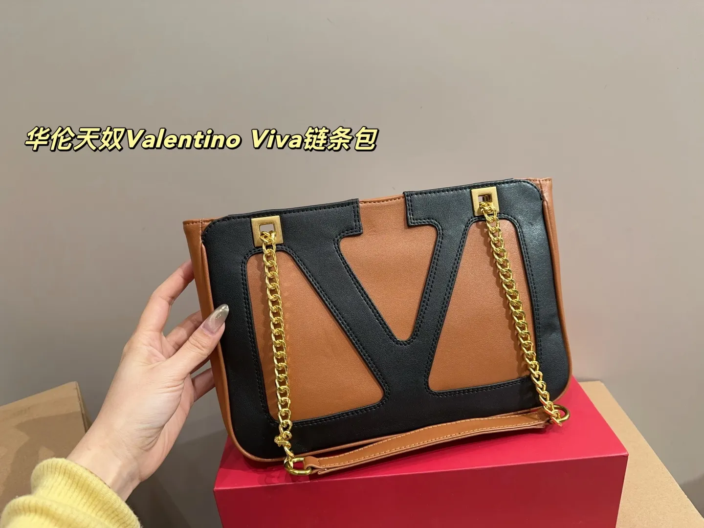 P410 with box⚠️Size 26.19 Valentino Viva chain bag