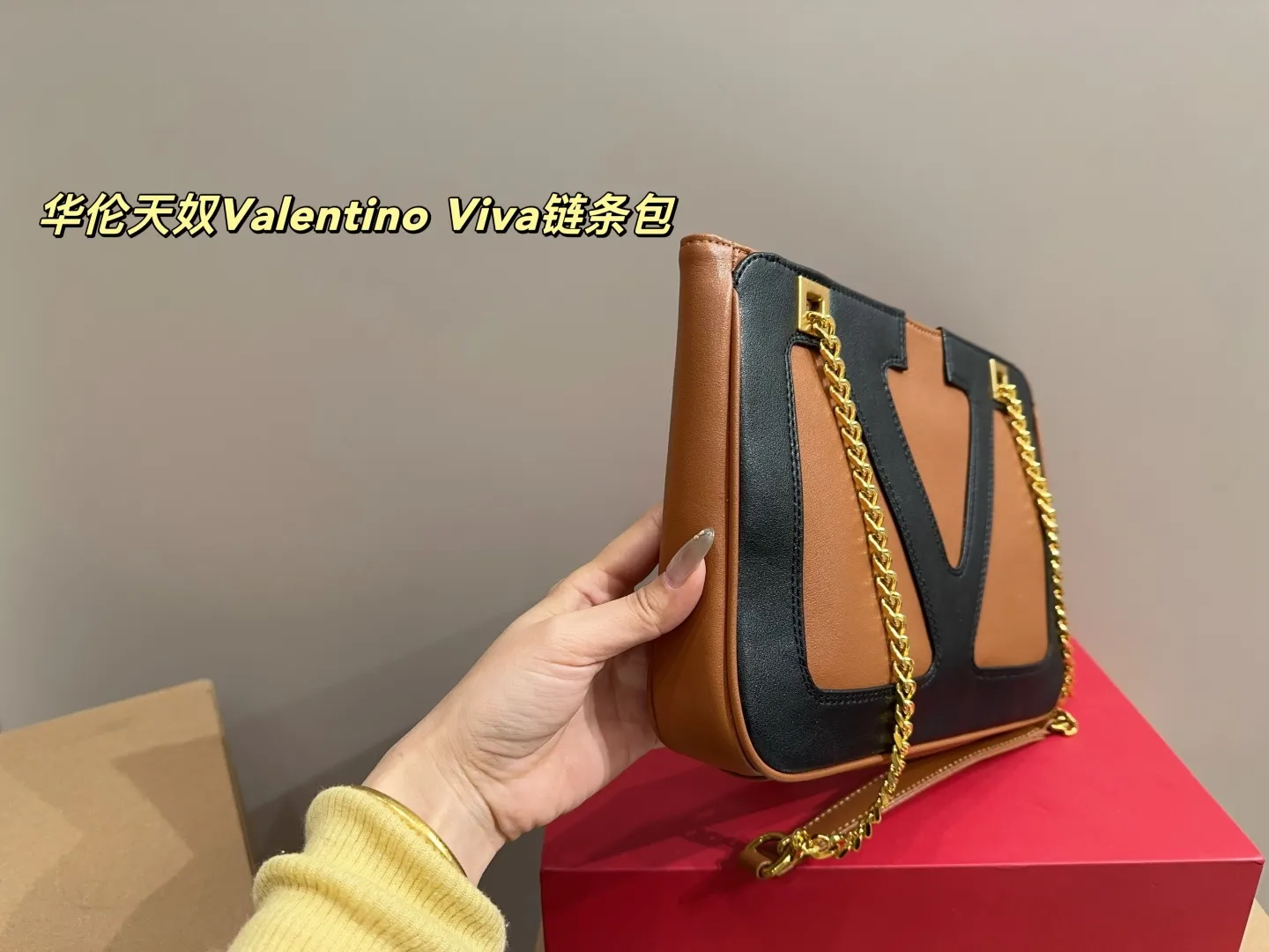 P410 with box⚠️Size 26.19 Valentino Viva chain bag