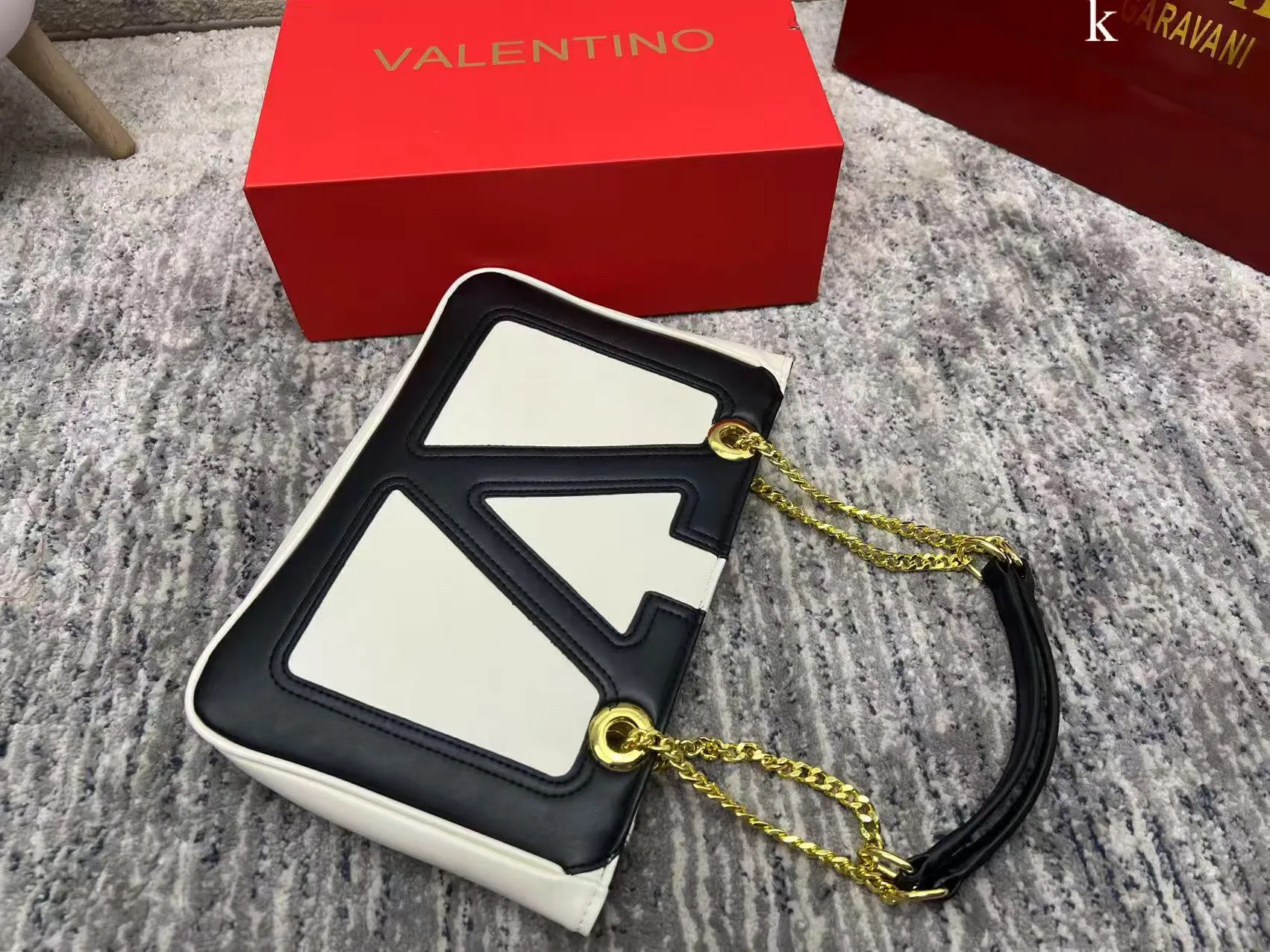 p260 Valentino Valentino ⚠️ Comes with box ⚠️ Size 28*18 VivaSuperstar meets your various needs. Its capacity is amazing. It looks flat, but it can hold a laptop. It breaks the shape of the traditional tote bag. It is made of soft lambskin, delicate and soft, and the bag body is light.