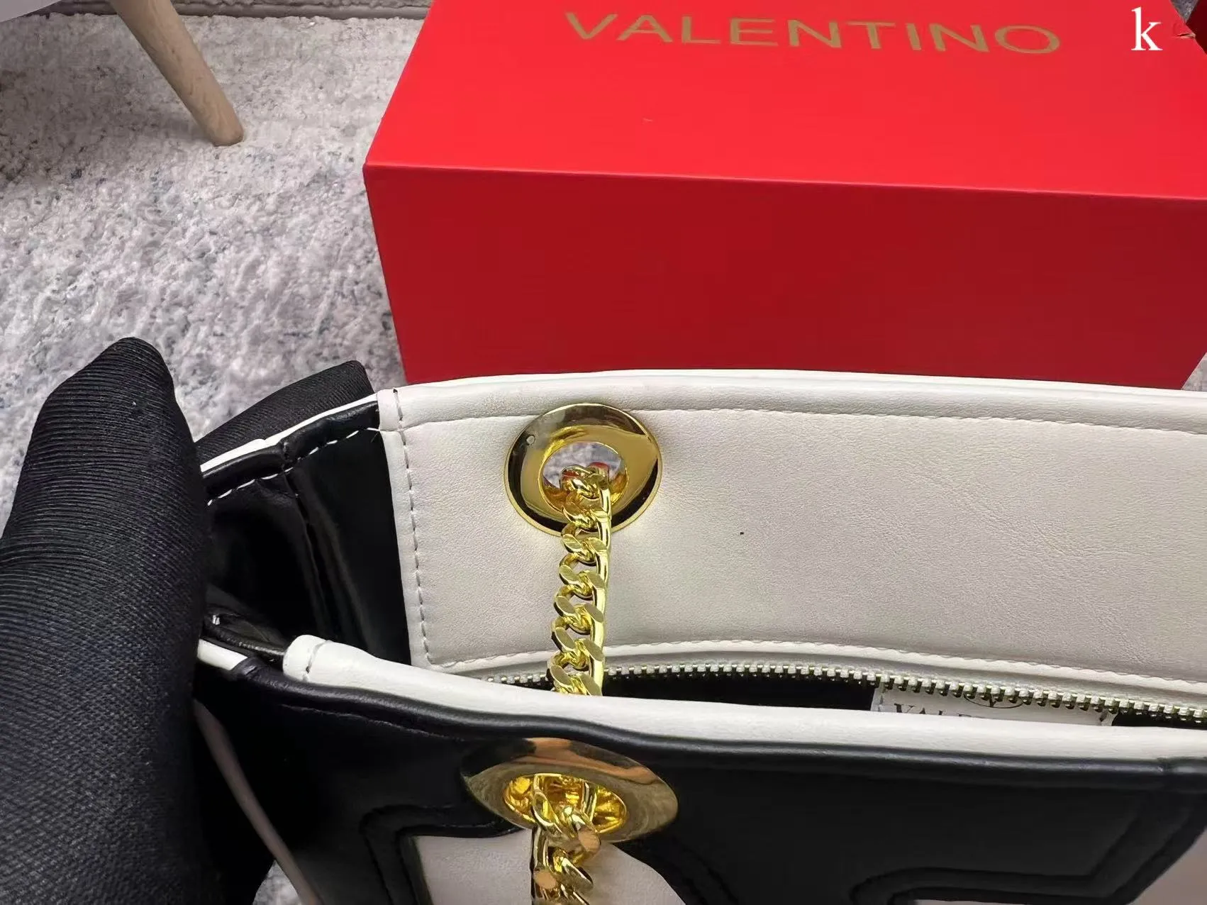 p260 Valentino Valentino ⚠️ Comes with box ⚠️ Size 28*18 VivaSuperstar meets your various needs. Its capacity is amazing. It looks flat, but it can hold a laptop. It breaks the shape of the traditional tote bag. It is made of soft lambskin, delicate and soft, and the bag body is light.