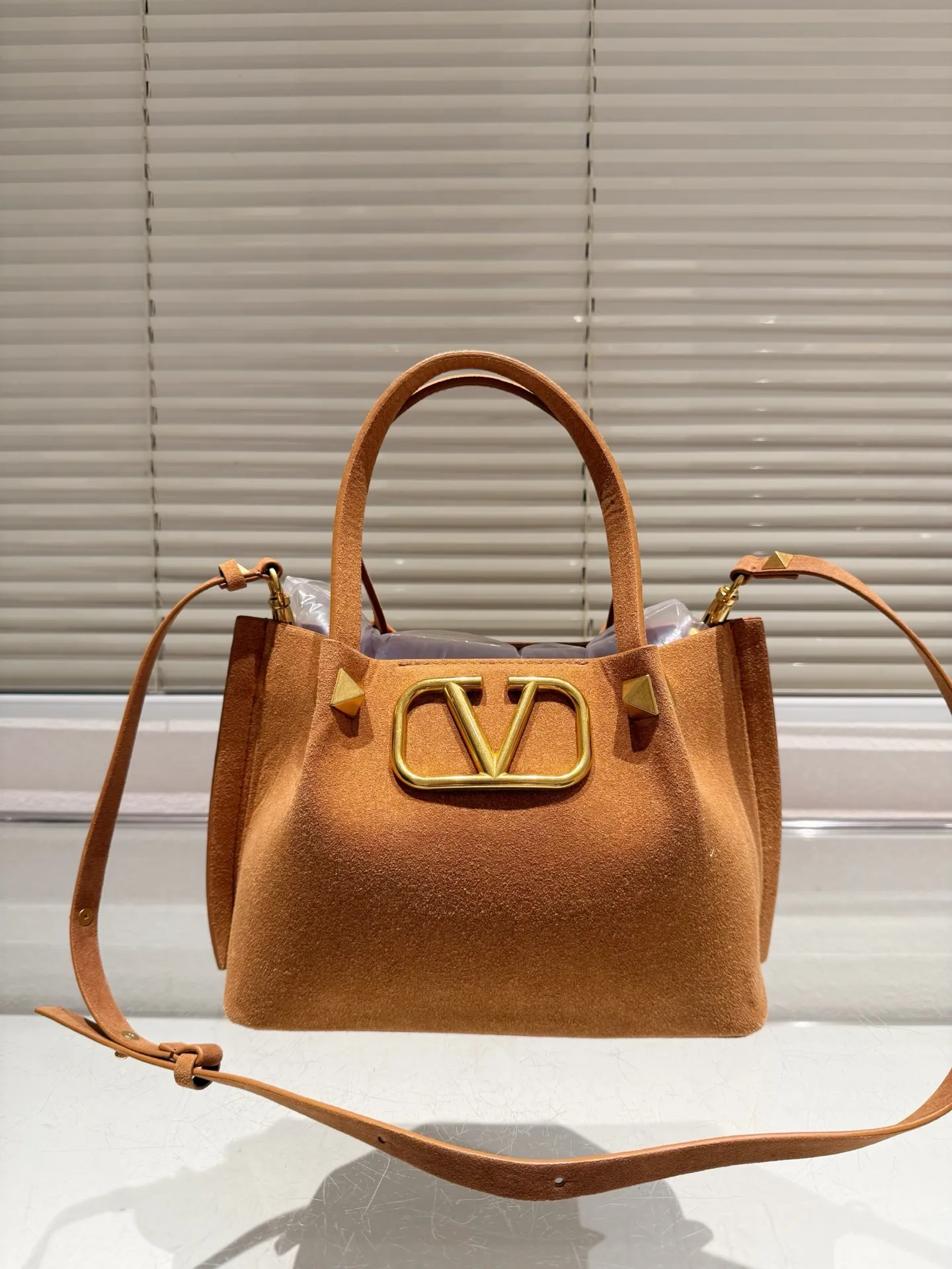 P380⚠️Suede size 25.16 Valentino handbag can be worn cross-body. It has a retro feel. It is high-end yet elegant. It has a great sense of atmosphere. It can be worn for commuting, leisure and dating.
