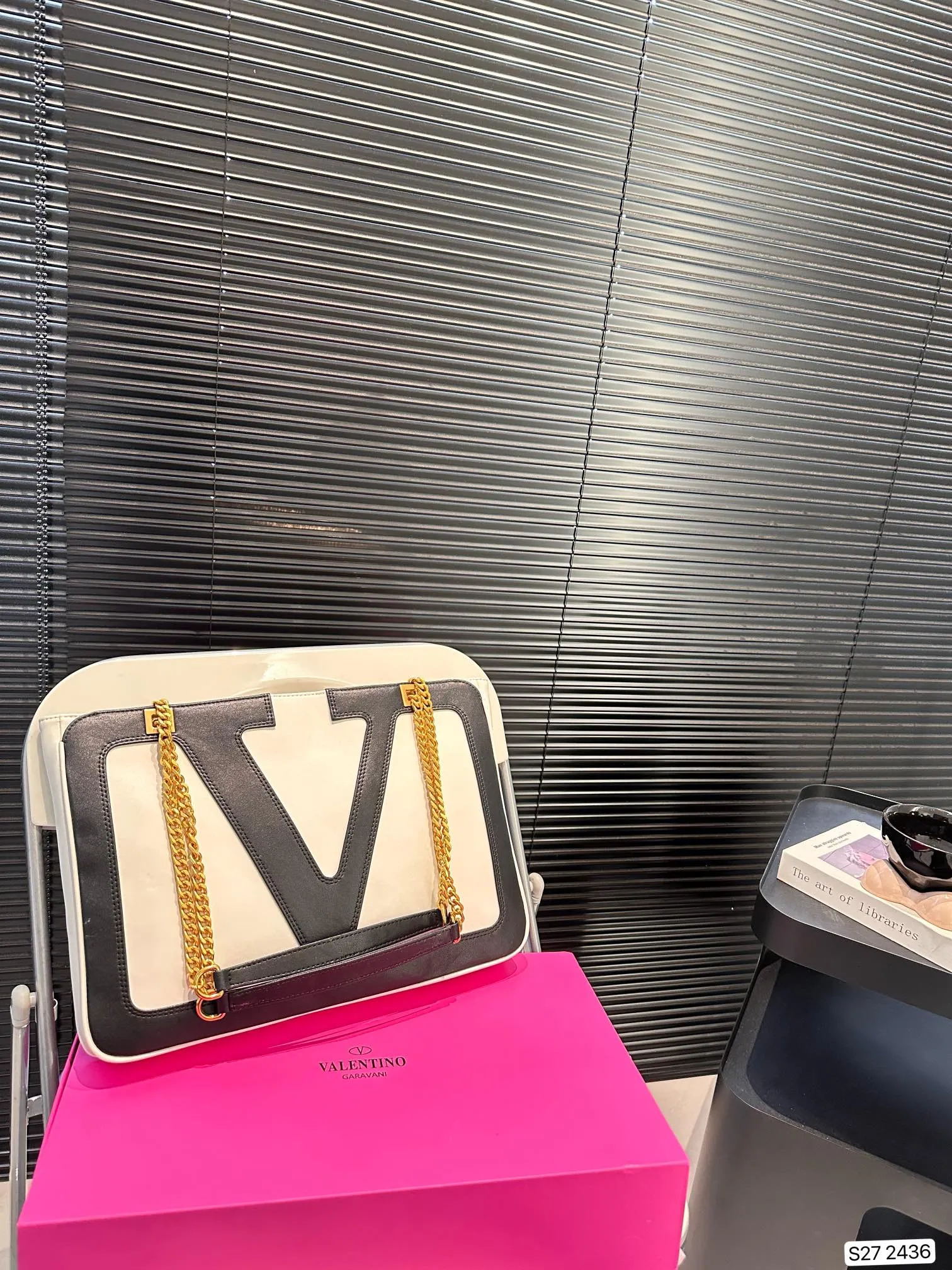 P370 comes with a folding box. Stars interpret the Valentino Viva Superstar bag. The eye-catching V Logo makes it highly recognizable. The outline of the bag is square and orderly. The color matching and sliding chain add to the retro texture. Hello Michele #Valentino2025 Early Spring Series Size: 37 26 Item No. 2436