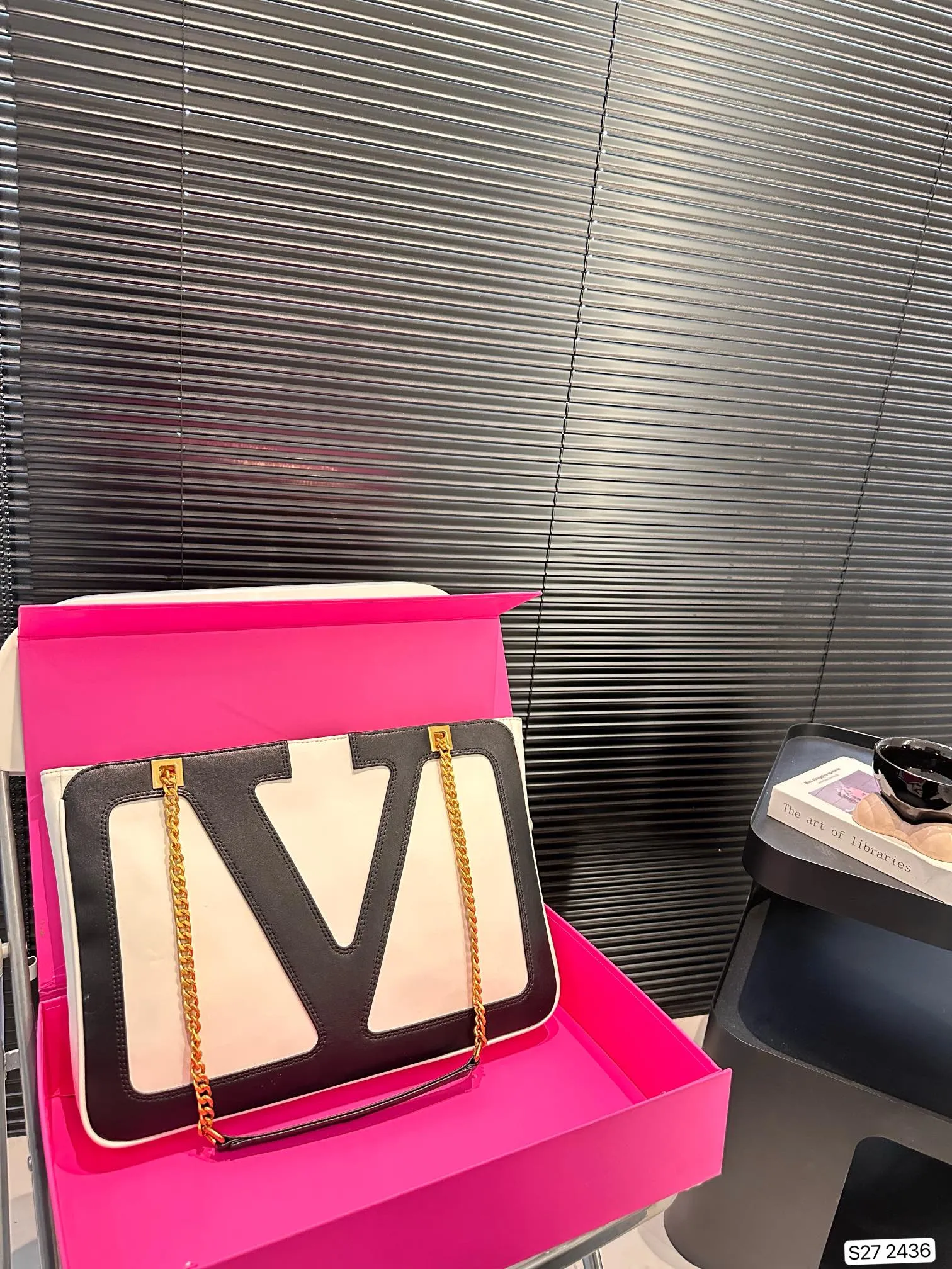 P370 comes with a folding box. Stars interpret the Valentino Viva Superstar bag. The eye-catching V Logo makes it highly recognizable. The outline of the bag is square and orderly. The color matching and sliding chain add to the retro texture. Hello Michele #Valentino2025 Early Spring Series Size: 37 26 Item No. 2436