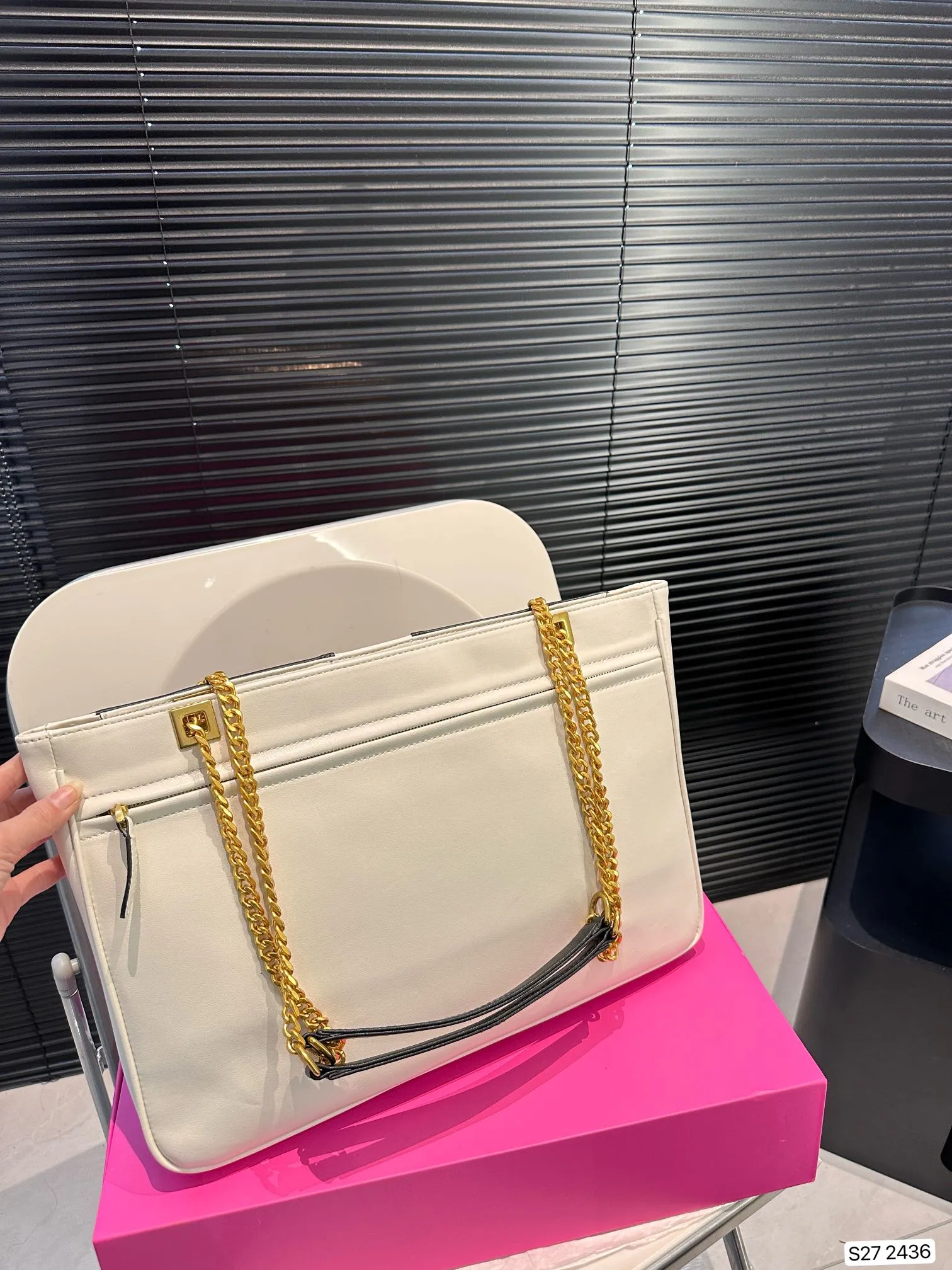 P370 comes with a folding box. Stars interpret the Valentino Viva Superstar bag. The eye-catching V Logo makes it highly recognizable. The outline of the bag is square and orderly. The color matching and sliding chain add to the retro texture. Hello Michele #Valentino2025 Early Spring Series Size: 37 26 Item No. 2436