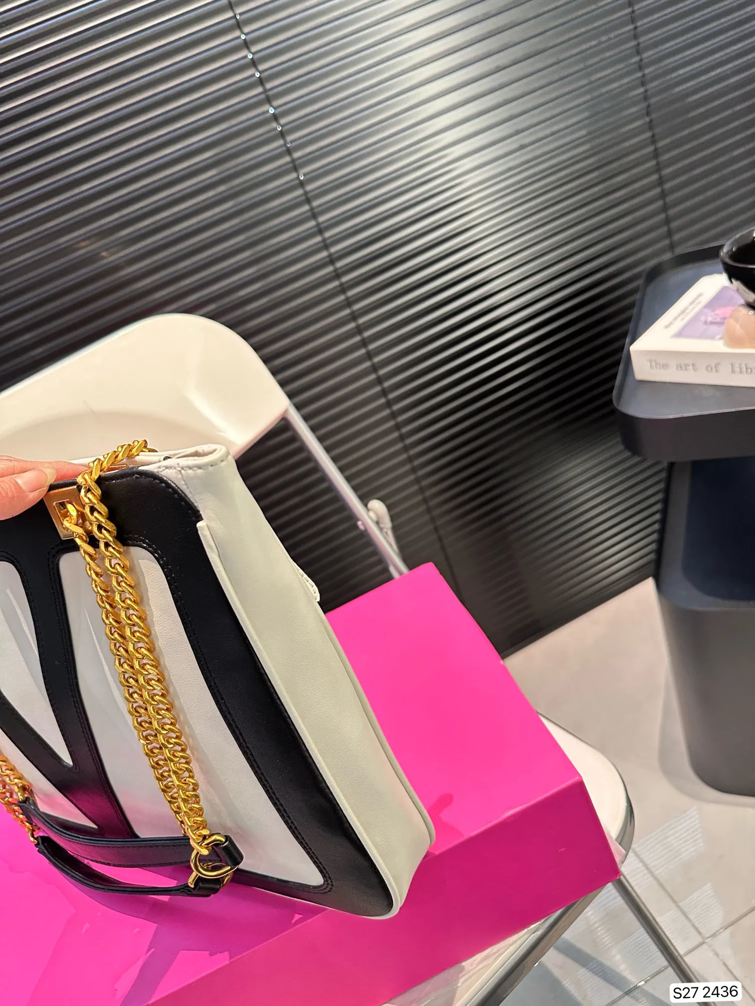 P370 comes with a folding box. Stars interpret the Valentino Viva Superstar bag. The eye-catching V Logo makes it highly recognizable. The outline of the bag is square and orderly. The color matching and sliding chain add to the retro texture. Hello Michele #Valentino2025 Early Spring Series Size: 37 26 Item No. 2436