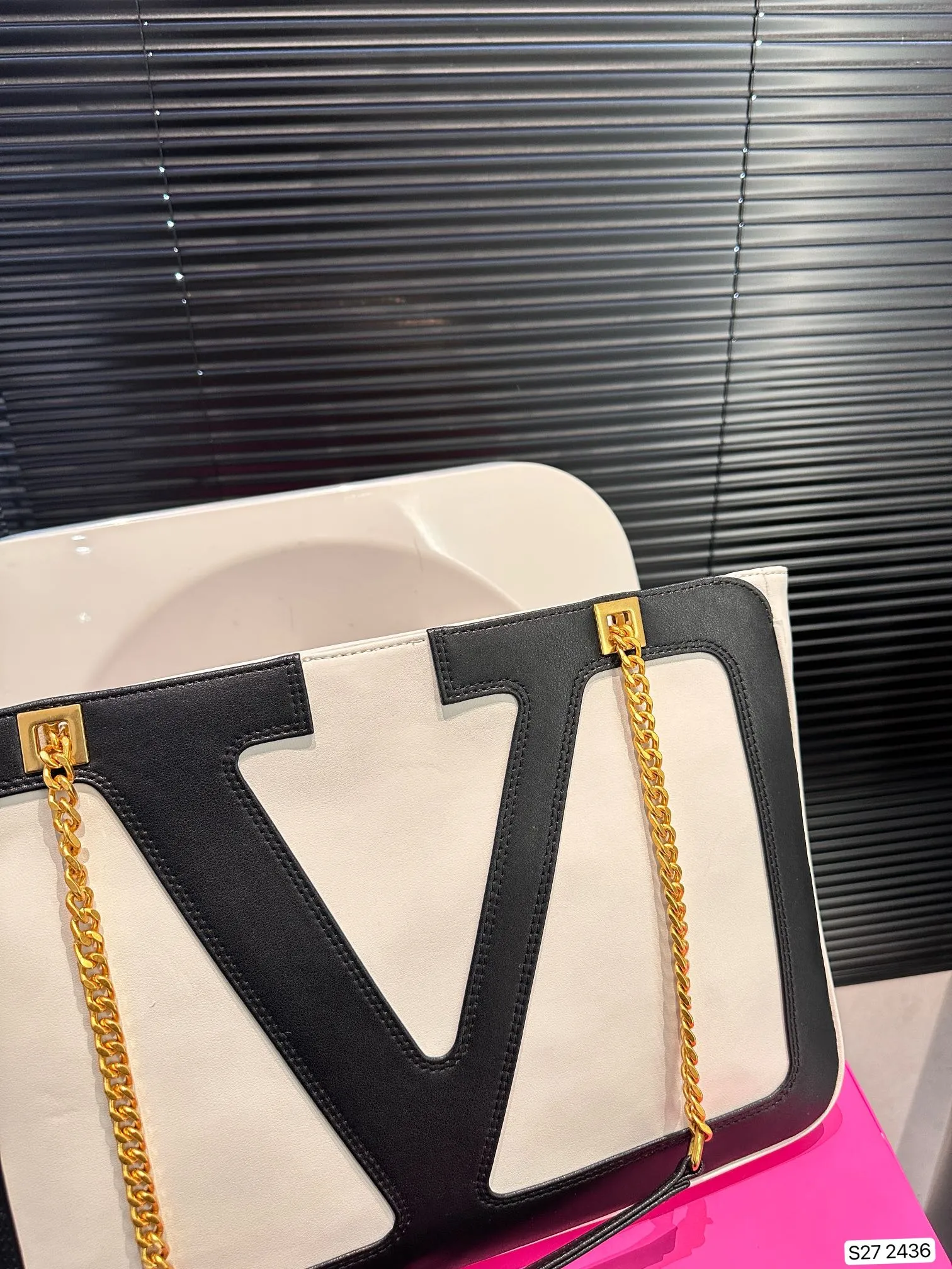 P370 comes with a folding box. Stars interpret the Valentino Viva Superstar bag. The eye-catching V Logo makes it highly recognizable. The outline of the bag is square and orderly. The color matching and sliding chain add to the retro texture. Hello Michele #Valentino2025 Early Spring Series Size: 37 26 Item No. 2436