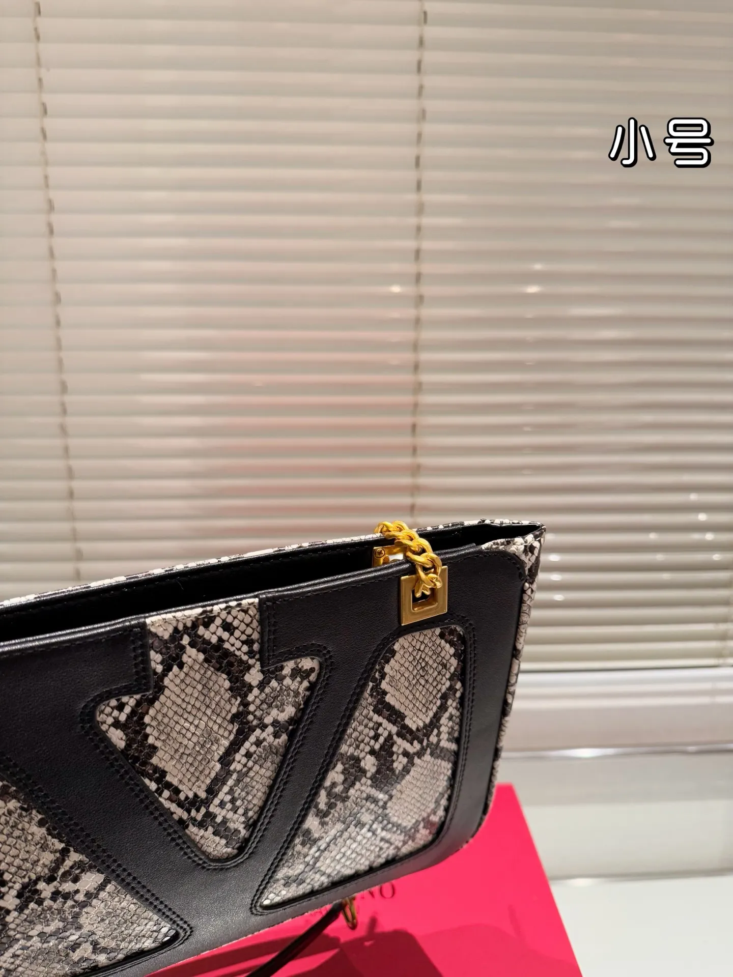 P370 Comes with gift box 🎁 Valentino VALENTINO Women’s Tote Bag Valentino Letter Bag Letter bag from Valentino. The new season has just arrived. Size 28.19