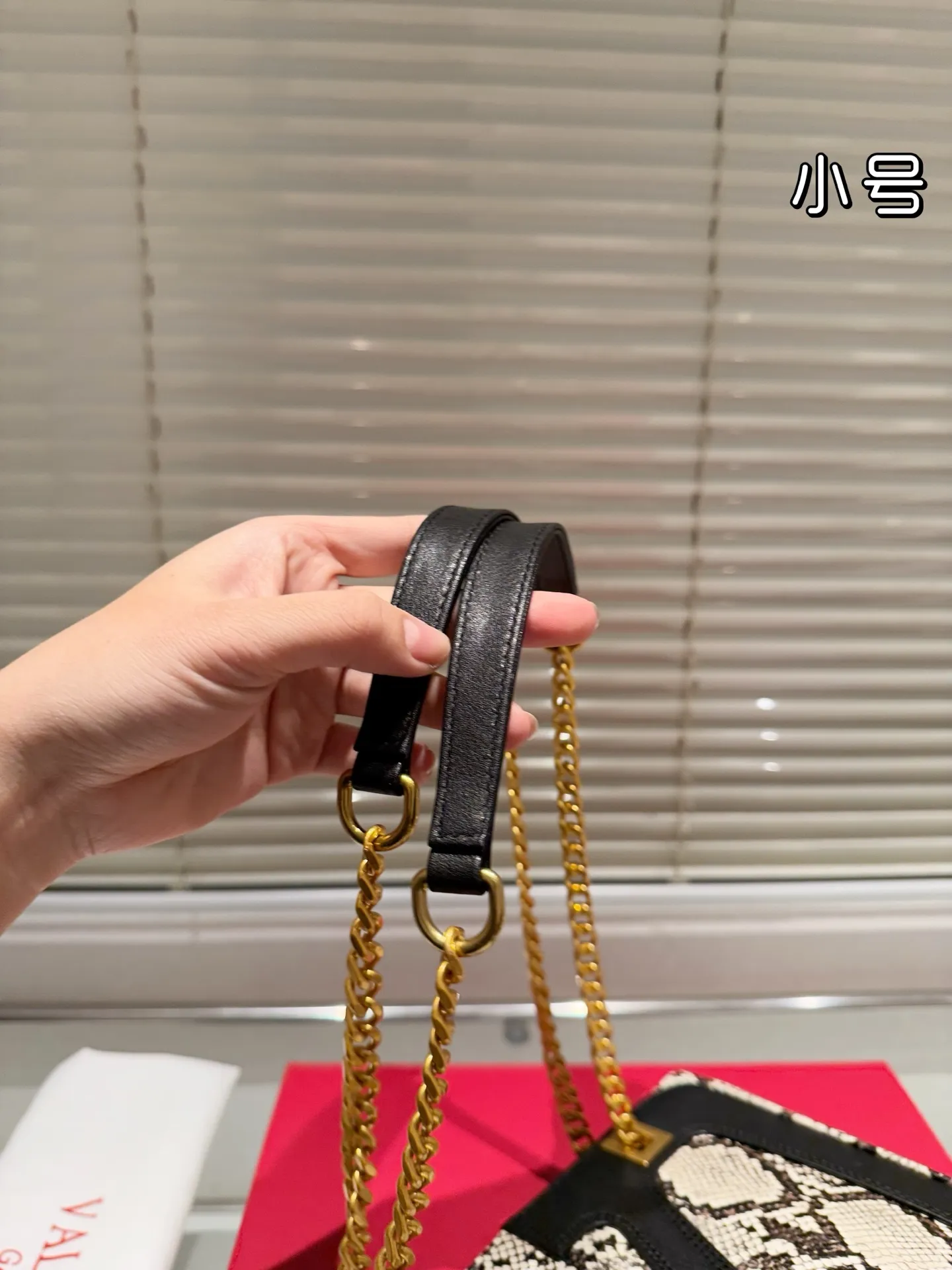 P370 Comes with gift box 🎁 Valentino VALENTINO Women’s Tote Bag Valentino Letter Bag Letter bag from Valentino. The new season has just arrived. Size 28.19