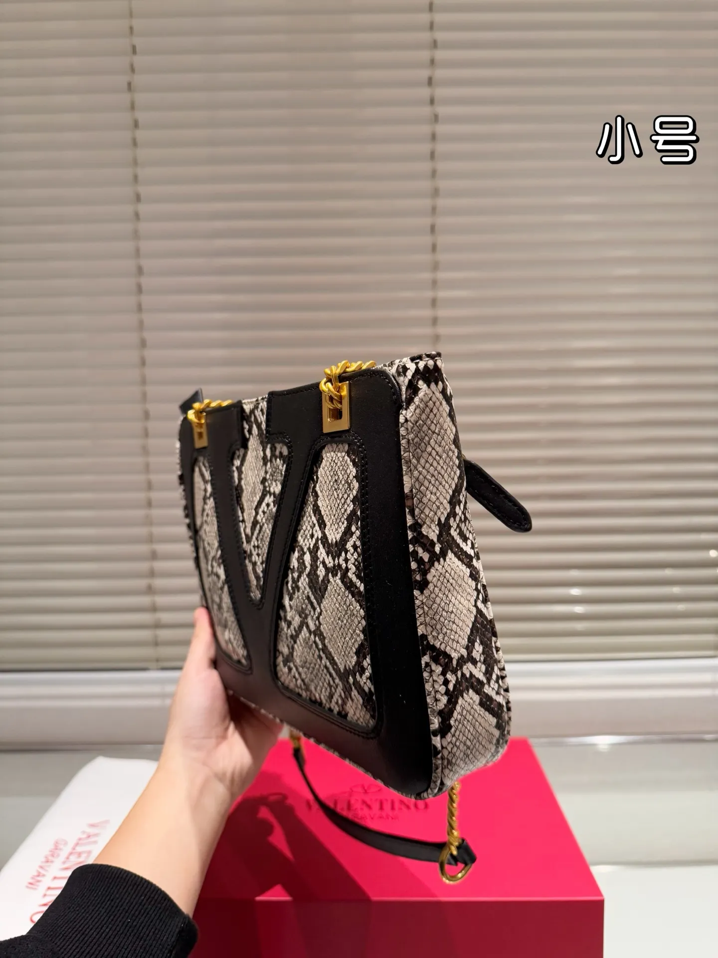 P370 Comes with gift box 🎁 Valentino VALENTINO Women’s Tote Bag Valentino Letter Bag Letter bag from Valentino. The new season has just arrived. Size 28.19