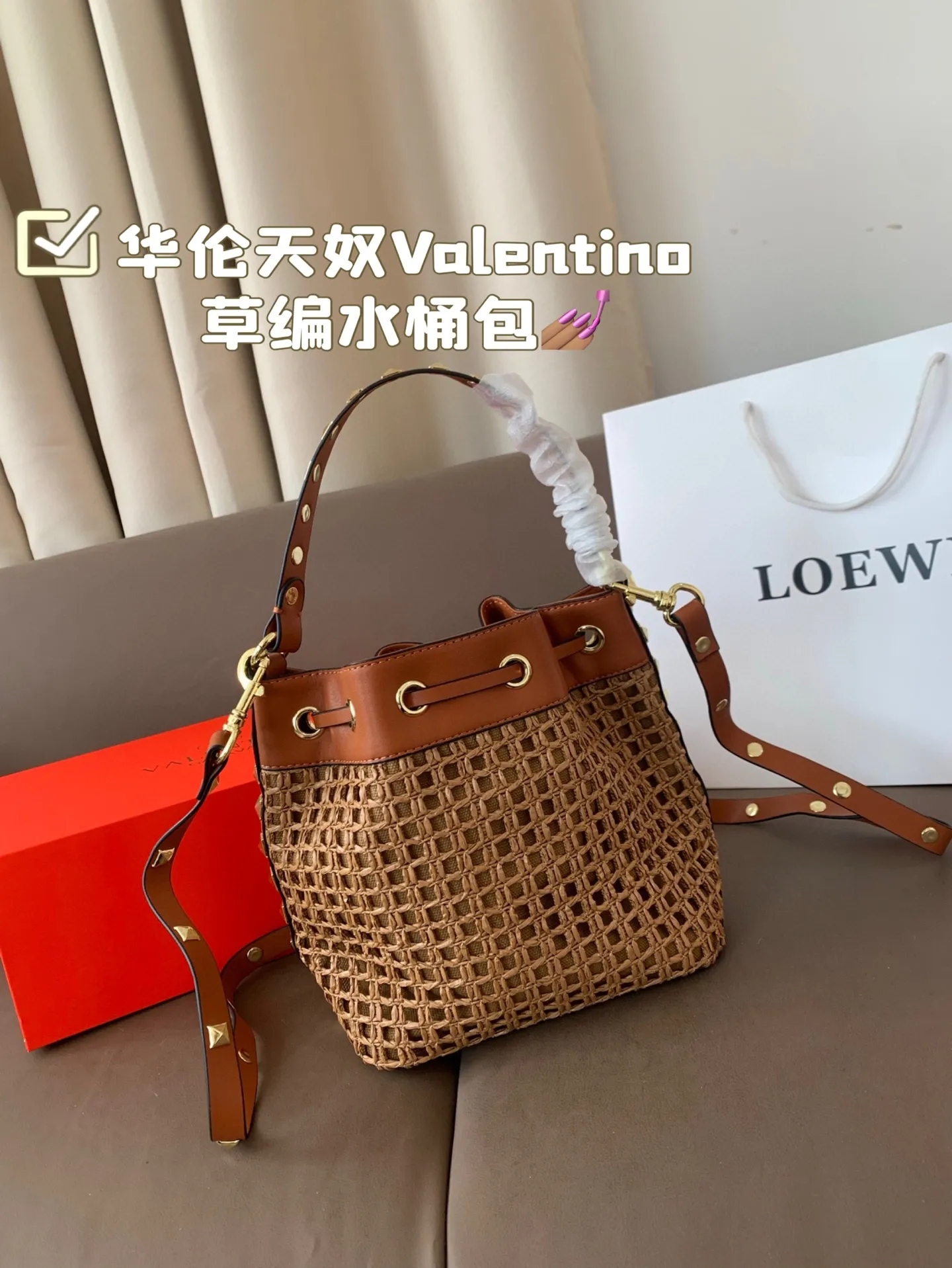 P330 Folding Box Valentino Straw Bucket Bag, especially the little bucket, cute yet cool, cool yet spicy, suitable for daily life and vacation, Italian famous leather, full copper hardware, full of texture, it really touched my little heart, size 18*20