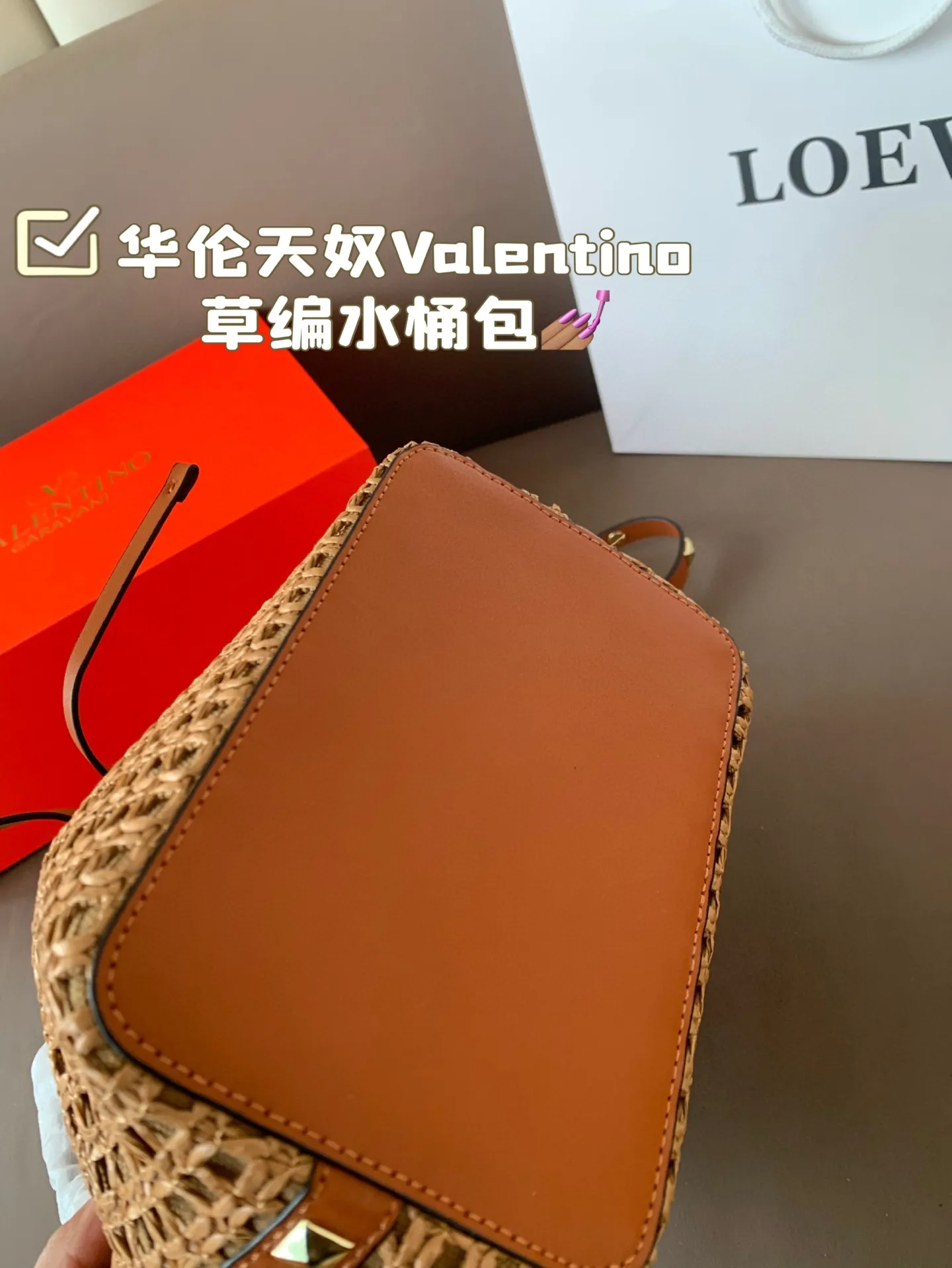 P330 Folding Box Valentino Straw Bucket Bag, especially the little bucket, cute yet cool, cool yet spicy, suitable for daily life and vacation, Italian famous leather, full copper hardware, full of texture, it really touched my little heart, size 18*20