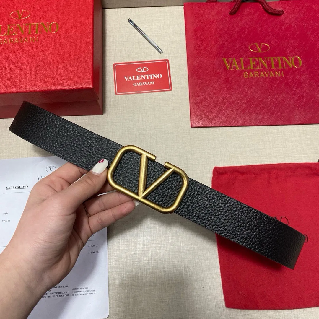 ✈️🇮🇹Brand: Valentino Valevtlo imitation copper buckle P150 ✈️🇮🇹Grade: 🚢Original private goods. Imported first-layer cowhide coffee sole, sold at counters🈶️, comparable to the genuine product! Exquisite oil edges, computer stitching, soft hand feel. No modifications in real photos. The upper body effect is super good, the length cannot be cut. Comes with a full set of packaging at the counter. It is the first choice to bring as a gift. Free eye needle ✈️🇮🇹Button head: imitation copper buckle hardware ✈️🇮🇹Length: 100-125cm 3.8cm specifications ✈️🇮🇹Color: black coffee
