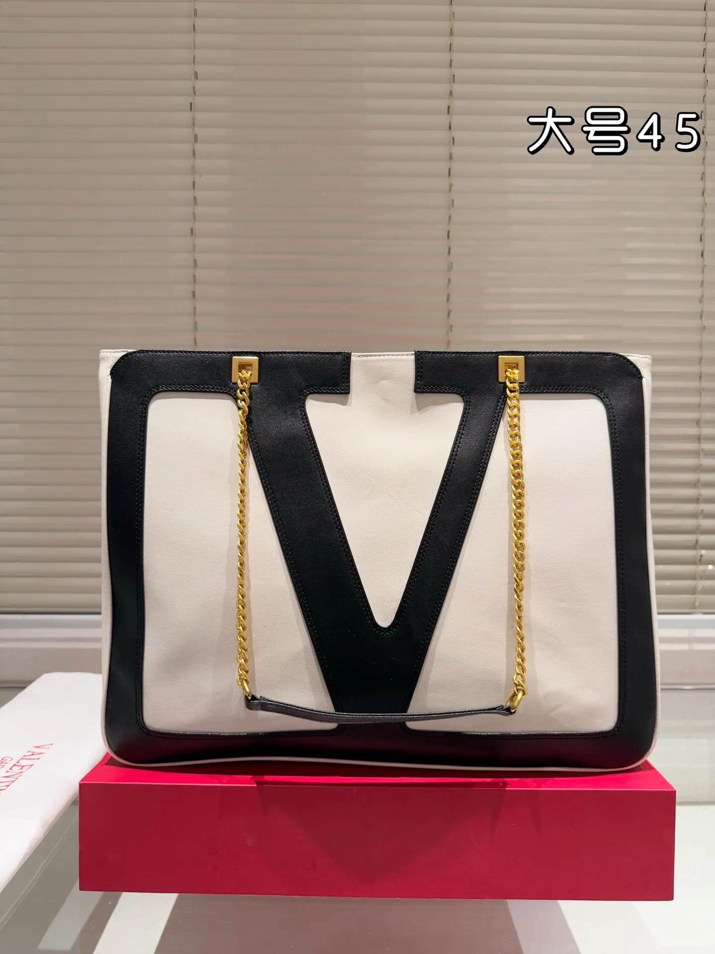 P420 Valentino VALENTINO Women's Tote Bag Valentino Letter Bag Letter bag from Valentino. The new season has just arrived. Size 45.34