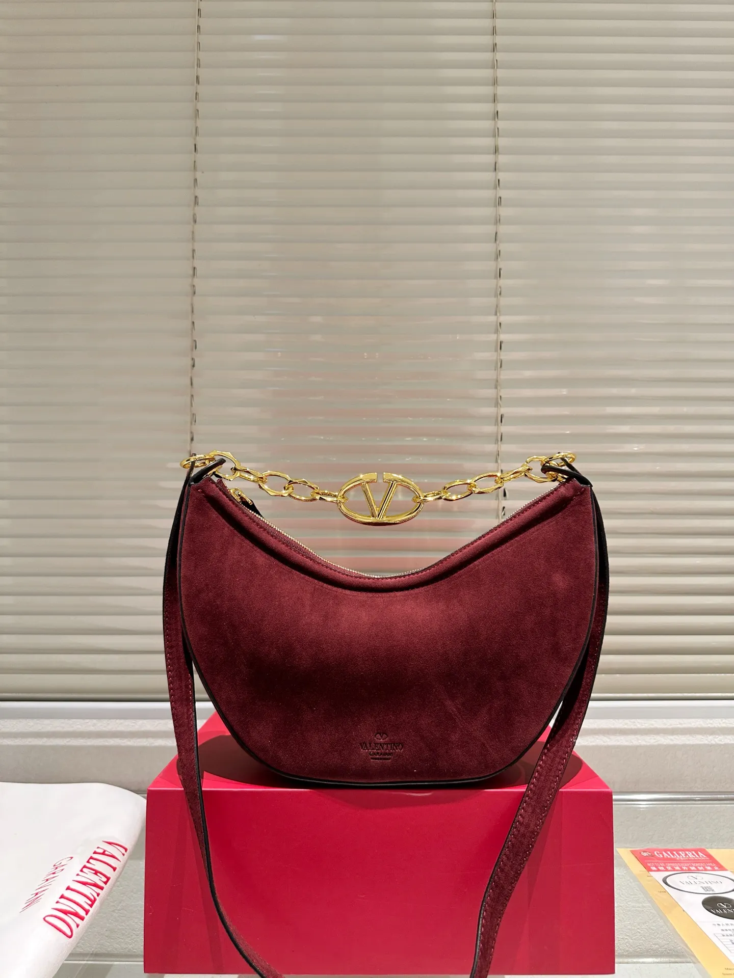 P400 comes with box suede size: 30 15cm Valentino new product! Who can resist this style? It’s totally okay to wear in spring, summer, autumn and winter~