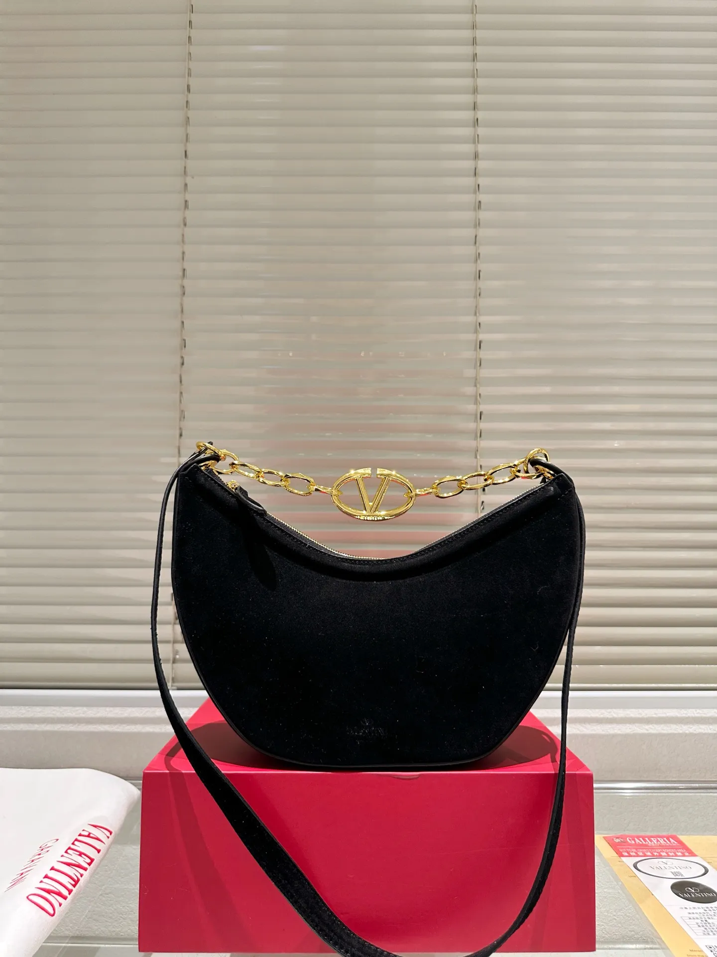 P400 comes with box suede size: 30 15cm Valentino new product! Who can resist this style? It’s totally okay to wear in spring, summer, autumn and winter~