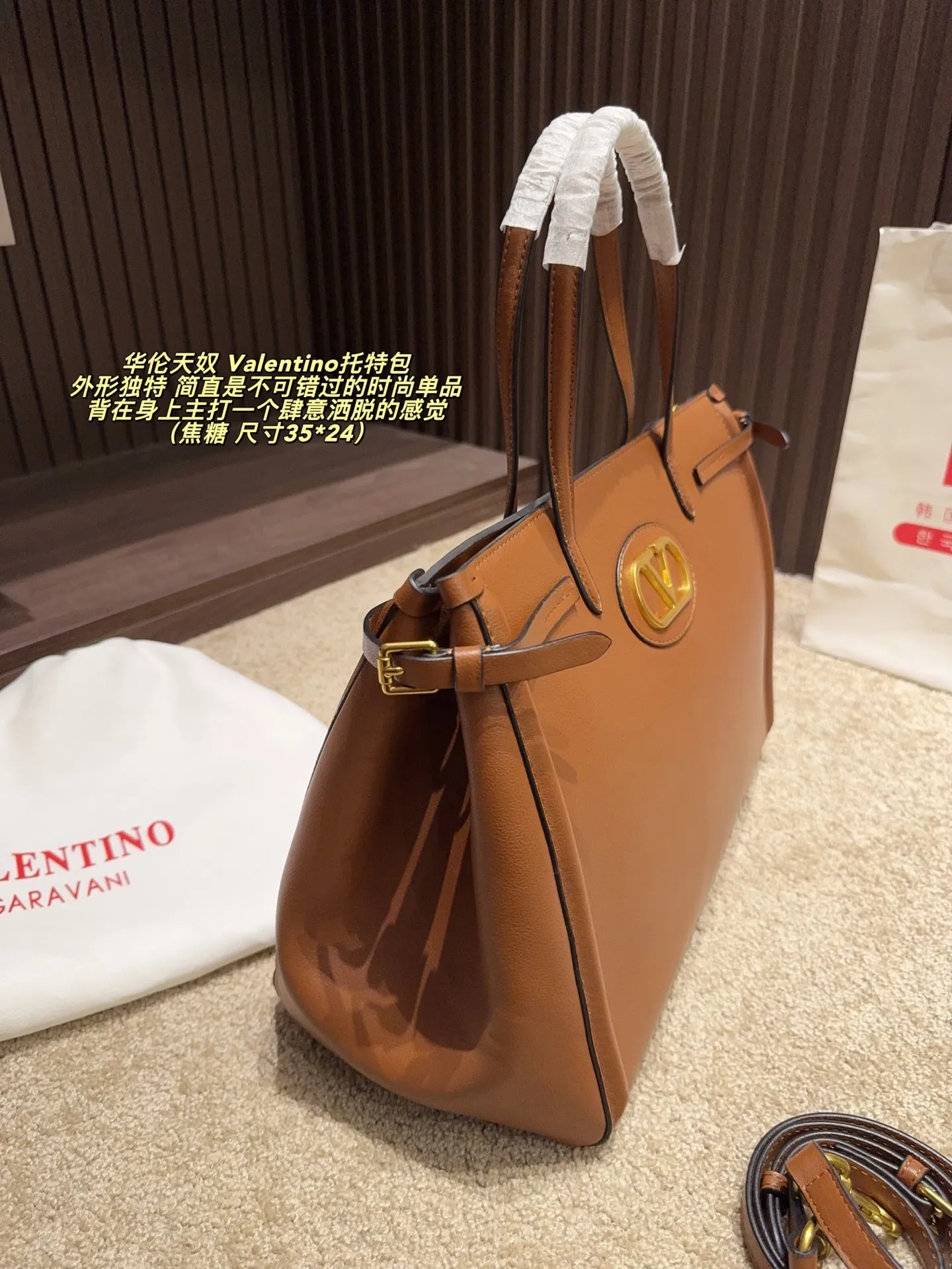 Cherry p480 without box ⚠️ size 35*24 p420 without box ⚠️ size 35*24 Valentino Tote bag has unlimited charm and unleashes your fashion attitude. It has a unique appearance and many lovely colors to choose from. It is a fashion item not to be missed. It is different from the softness of canvas bags. It gives a free and easy feeling when carried on the body. It is super textured and is loved by fashionistas.