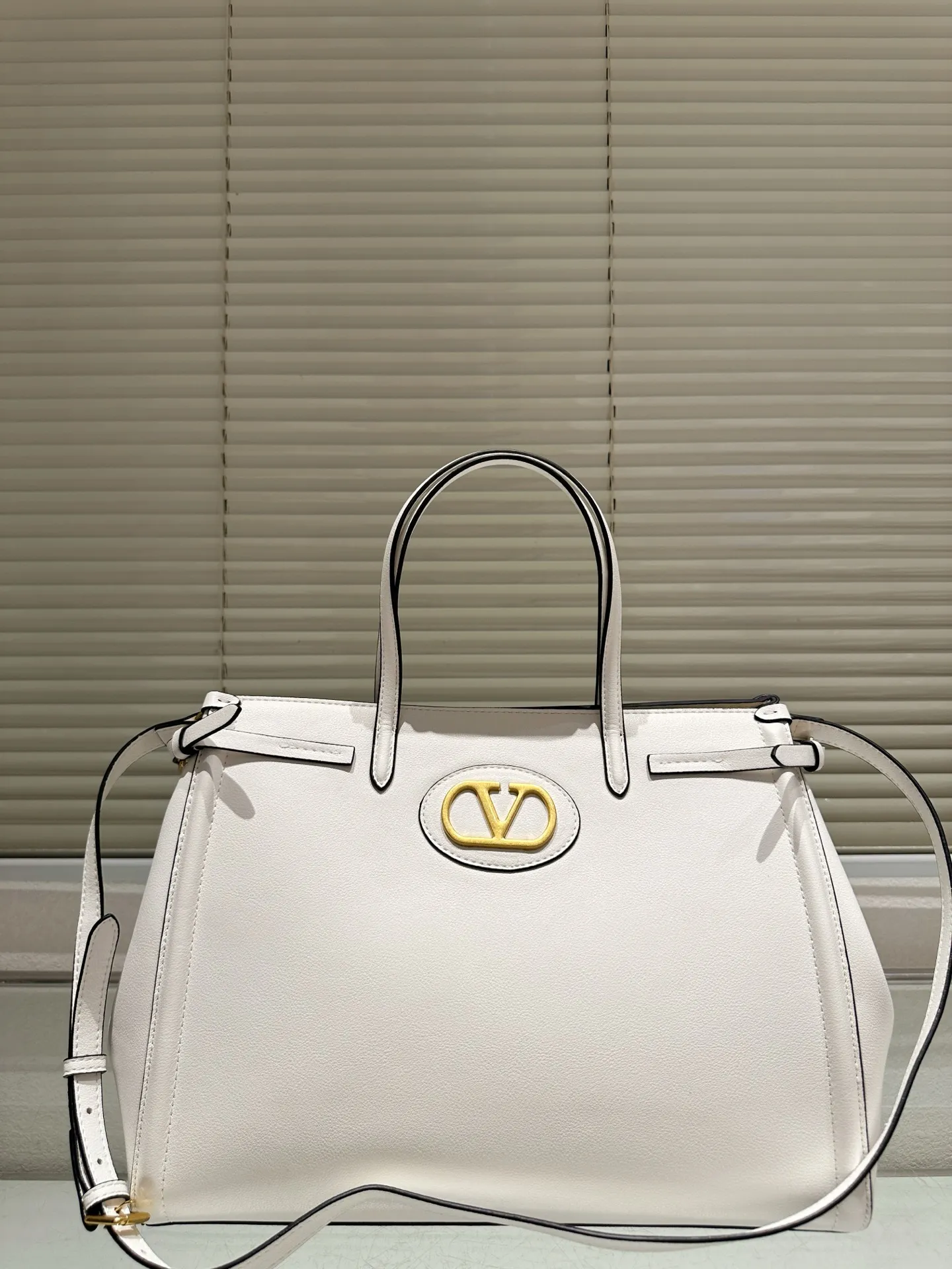 P410 size 35.26 Valentino handbag can be worn across the body. It has a retro feel. It is high-end yet elegant. It has a great sense of atmosphere. It can be worn for commuting, leisure and dating.