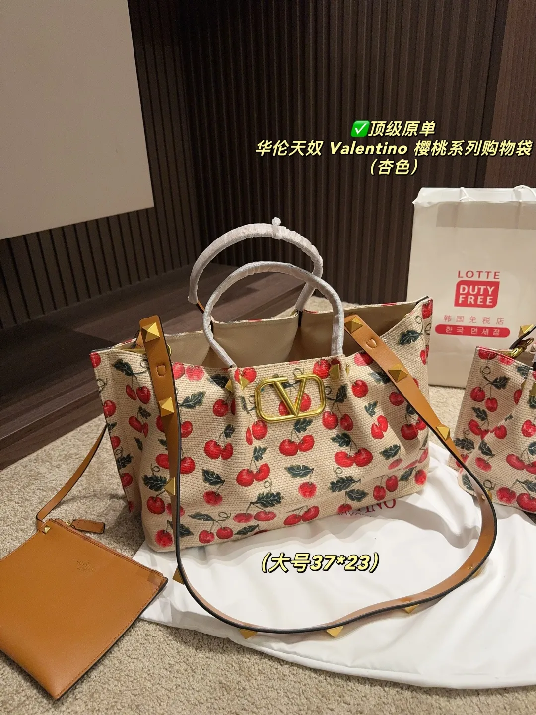 ✅Top original order Large p440 with box⚠️Size 37.23 Small p410 with box⚠️Size 25.20 Valentino Cherry Series Shopping Bag The bright cherries on the top are matched with dark green branches and leaves, and the retro pastoral style blows in, as if you have traveled to a romantic pastoral in one second🍃 The brown leather edging is extremely exquisite, and the iconic metal "V" buckle is even more eye-catching. The texture is instantly full and the sense of luxury is overwhelming✨This bag is super versatile and can be worn with a small skirt to show off its sweet temperament; paired with casual wear, it can show off its cool and handsome side, lighting up the overall look in minutes. Carry it on your back when you go out, and you will be a sweet and cool girl that everyone loves