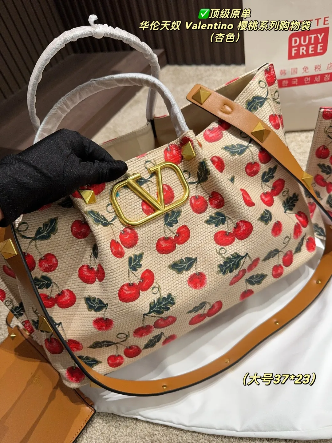 ✅Top original order Large p440 with box⚠️Size 37.23 Small p410 with box⚠️Size 25.20 Valentino Cherry Series Shopping Bag The bright cherries on the top are matched with dark green branches and leaves, and the retro pastoral style blows in, as if you have traveled to a romantic pastoral in one second🍃 The brown leather edging is extremely exquisite, and the iconic metal "V" buckle is even more eye-catching. The texture is instantly full and the sense of luxury is overwhelming✨This bag is super versatile and can be worn with a small skirt to show off its sweet temperament; paired with casual wear, it can show off its cool and handsome side, lighting up the overall look in minutes. Carry it on your back when you go out, and you will be a sweet and cool girl that everyone loves