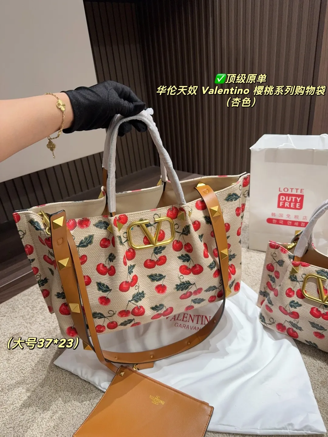 ✅Top original order Large p440 with box⚠️Size 37.23 Small p410 with box⚠️Size 25.20 Valentino Cherry Series Shopping Bag The bright cherries on the top are matched with dark green branches and leaves, and the retro pastoral style blows in, as if you have traveled to a romantic pastoral in one second🍃 The brown leather edging is extremely exquisite, and the iconic metal "V" buckle is even more eye-catching. The texture is instantly full and the sense of luxury is overwhelming✨This bag is super versatile and can be worn with a small skirt to show off its sweet temperament; paired with casual wear, it can show off its cool and handsome side, lighting up the overall look in minutes. Carry it on your back when you go out, and you will be a sweet and cool girl that everyone loves