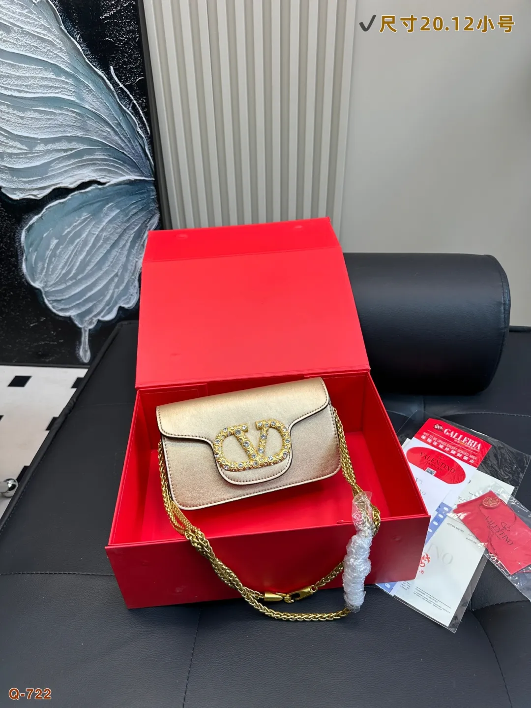 💰300💰310 with folding box VALENTINO Valentino women's Loco calfskin handbag, crossbody bag, new Rockstud Alcove accessories series, iconic vlogo Signature, avant-garde shape creates unique and attractive charm. Size 20.12/28.14