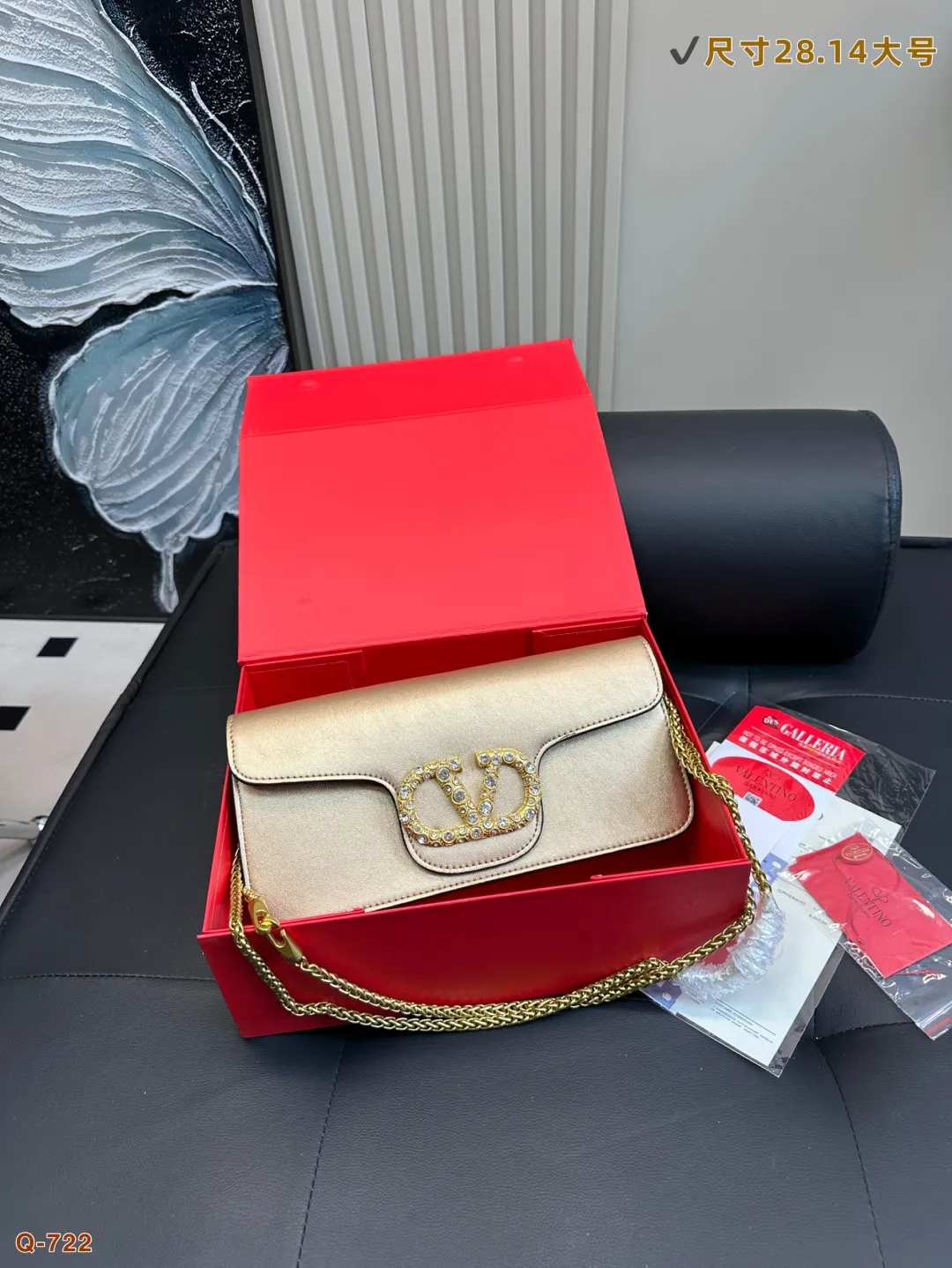 💰300💰310 with folding box VALENTINO Valentino women's Loco calfskin handbag, crossbody bag, new Rockstud Alcove accessories series, iconic vlogo Signature, avant-garde shape creates unique and attractive charm. Size 20.12/28.14