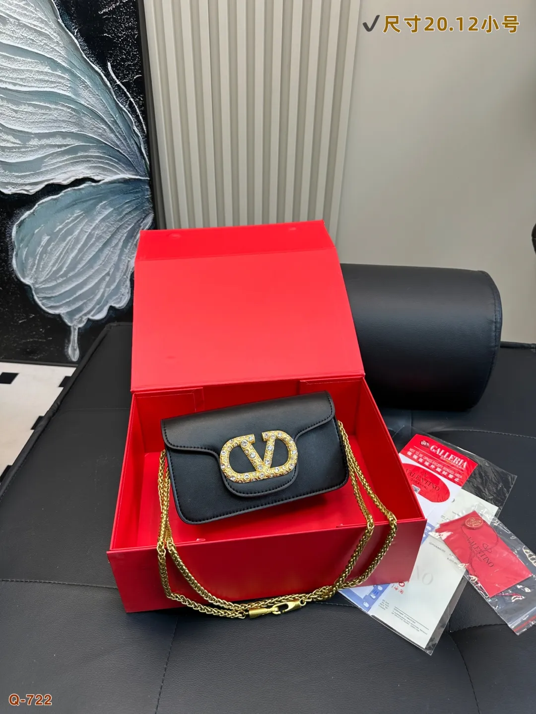 💰300💰310 with folding box VALENTINO Valentino women's Loco calfskin handbag, crossbody bag, new Rockstud Alcove accessories series, iconic vlogo Signature, avant-garde shape creates unique and attractive charm. Size 20.12/28.14