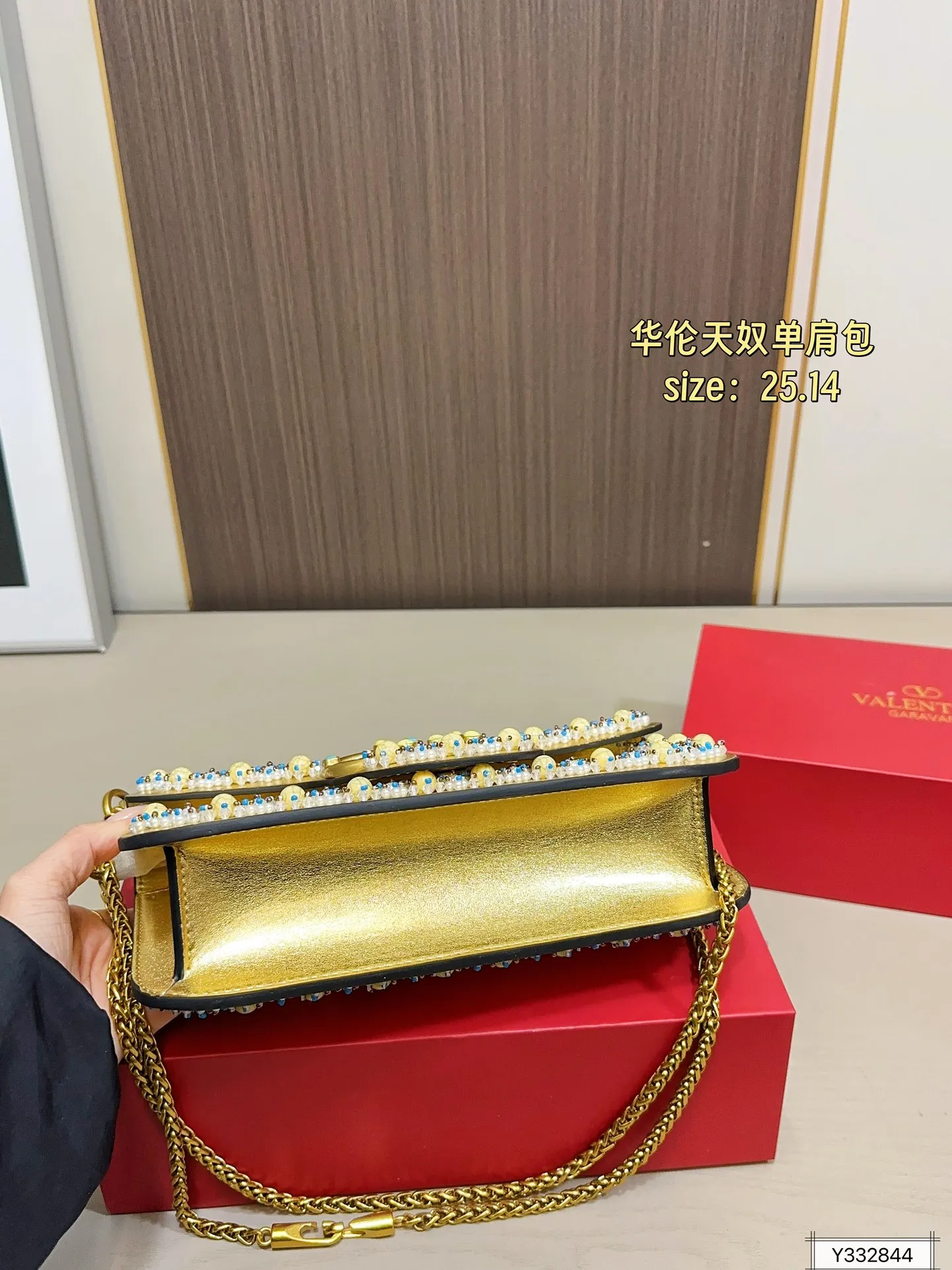 💰520 Folding Box Valentino Shoulder Bag It’s fashionable and easy to match. It doesn’t look old-fashioned and it’s easy to match. Moreover, it’s beautiful and temperamental. I love this calmness and elegance. Size: 25.14