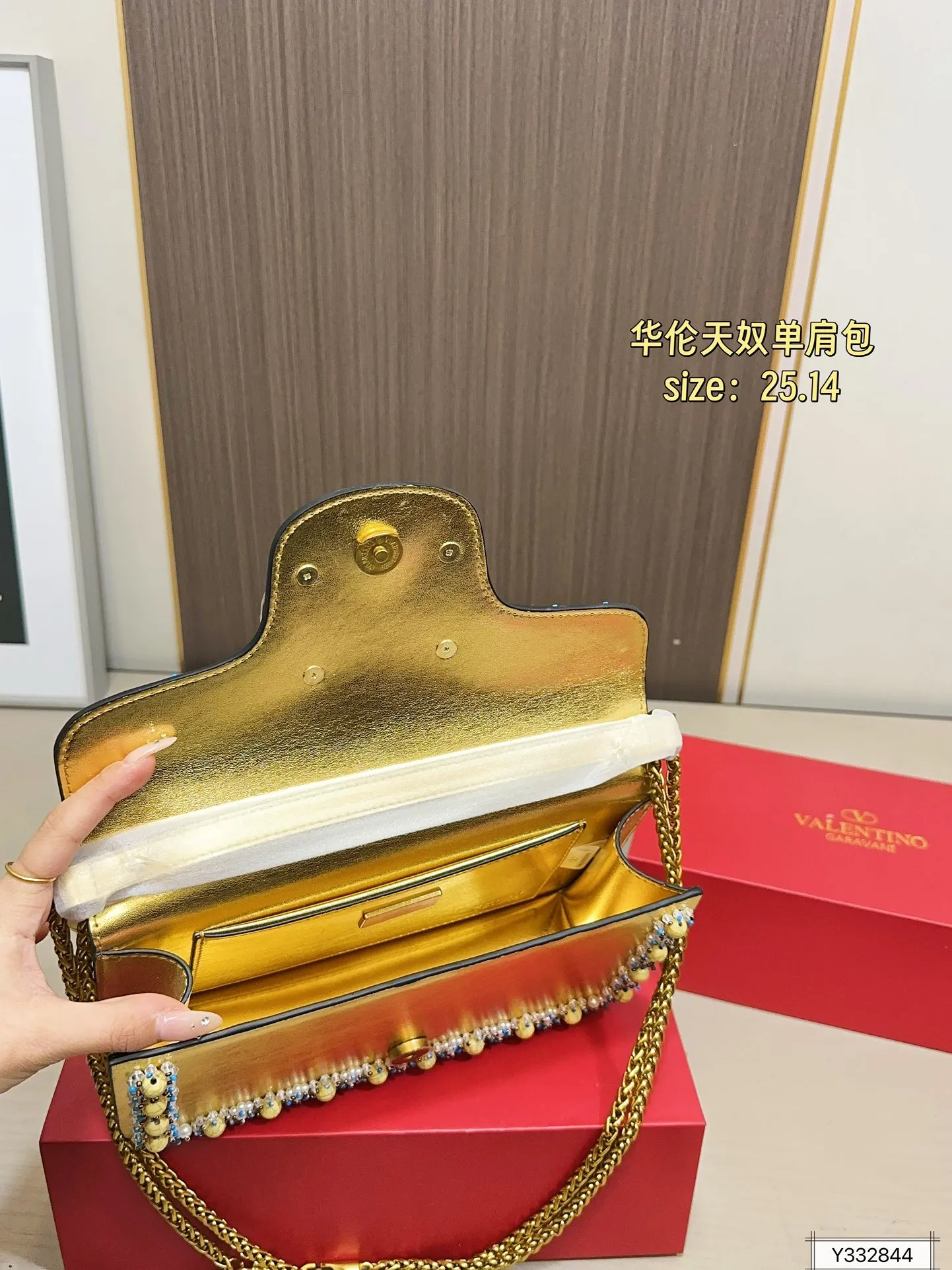 💰520 Folding Box Valentino Shoulder Bag It’s fashionable and easy to match. It doesn’t look old-fashioned and it’s easy to match. Moreover, it’s beautiful and temperamental. I love this calmness and elegance. Size: 25.14