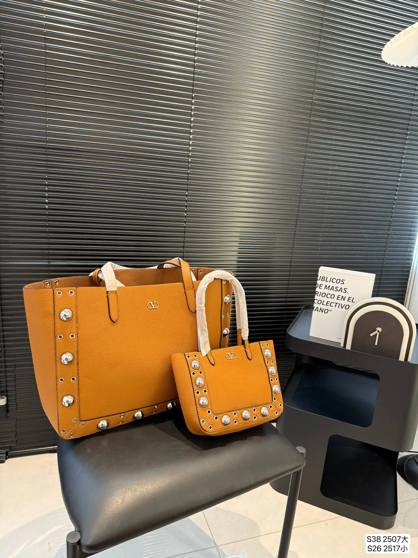 Large P480 Small P360 Valentino Tote Willow Tote New Autumn Favorite | Practical Versatile Bags Autumn is here, don’t you feel like it’s time to add new members to your wardrobe and bags? This versatile bag is definitely the best choice! Not only is it large in capacity, it can hold daily necessities, but it is also full of design details. Pair it with any style of outfit to create a fashionable look easily. Whether it is daily commuting or weekend gatherings, it can be perfectly held! Come and get the same style! Sizes large 40 30 small 21 16.5 Item number large 2507 small 2517