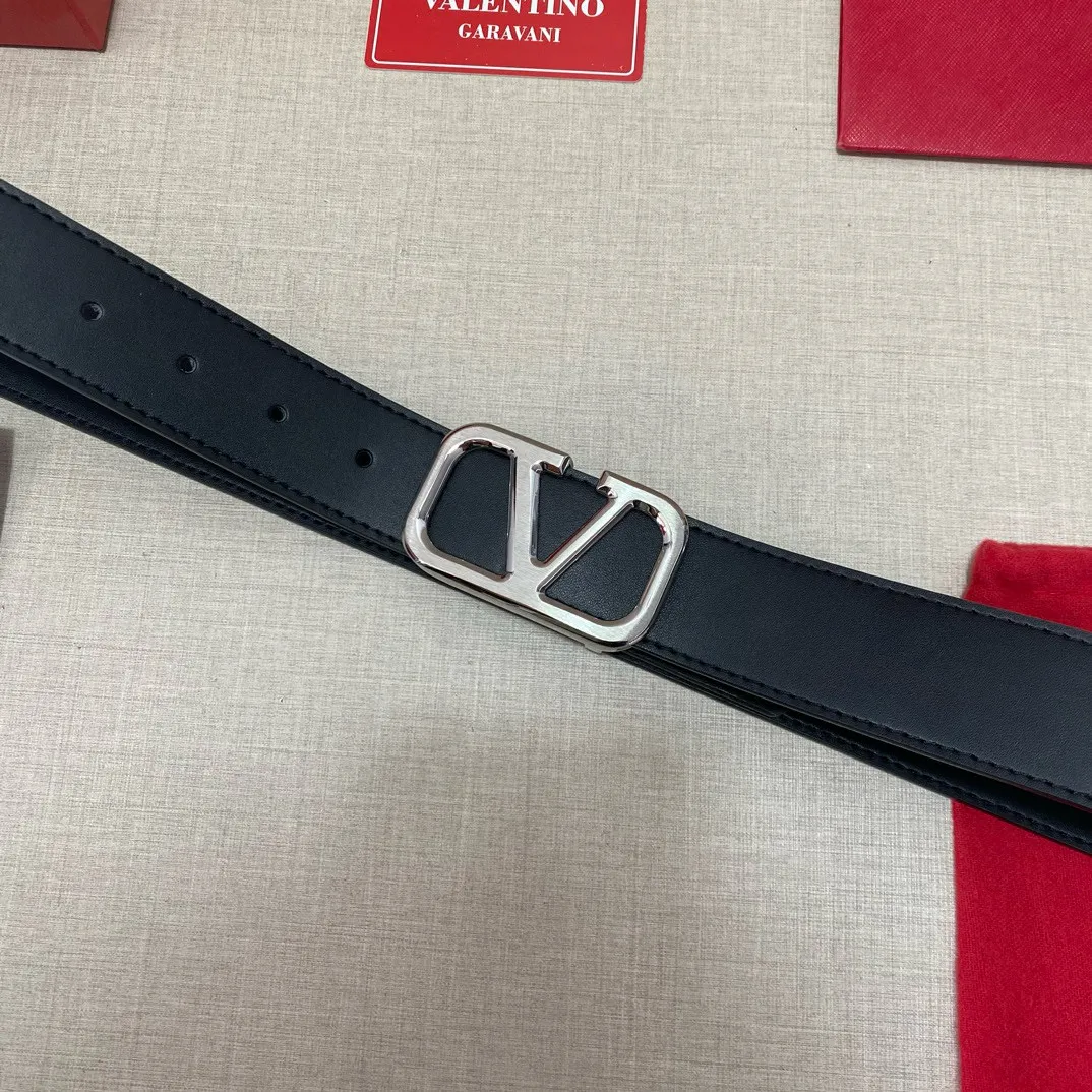 ✈️🇮🇹Brand: Valentino Valevtlo P260 ✈️🇮🇹Grade: 🚢Original private goods. Imported first-layer cowhide black bottom, sold at counters🈶️, comparable to the original product! Exquisite oil edges, computer stitching, soft hand feel. No modifications in real photos. The upper body effect is super good, and the length can be cut. Comes with a full set of packaging at the counter. The first choice for gifting. Free eye needle ✈️🇮🇹Button head: steel buckle hardware ✈️🇮🇹Length: 100-125cm 3.8cm specifications ✈️🇮🇹Color: black
