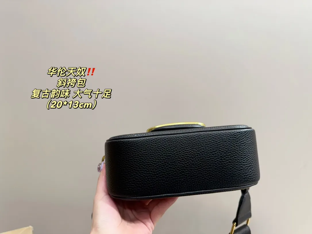 P350 comes with folding box ⚠️Size 20.13 Valentino Crossbody Bag Easily create an elegant commuting wear. Shoulder, crossbody, and hand-held are all different experiences. The calfskin material and the brand's iconic VLOGO soft sheepskin lining and brass-made accessories give the overall elegant retro charm.