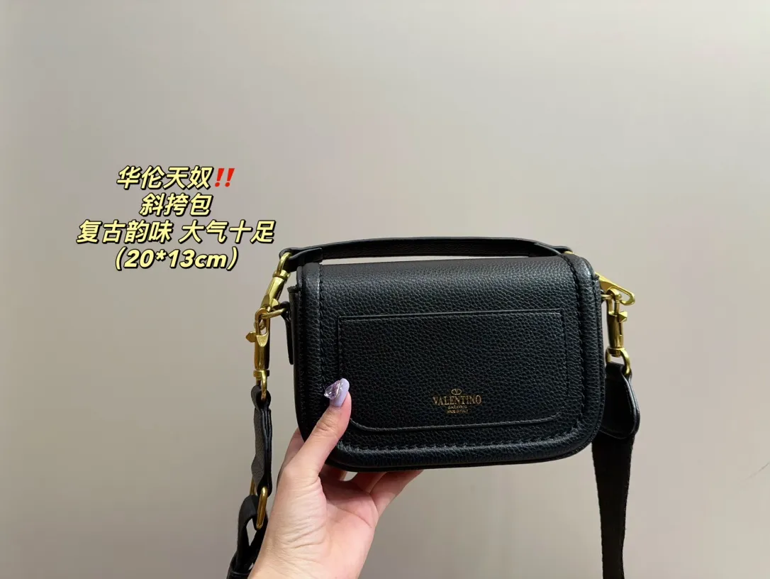 P350 comes with folding box ⚠️Size 20.13 Valentino Crossbody Bag Easily create an elegant commuting wear. Shoulder, crossbody, and hand-held are all different experiences. The calfskin material and the brand's iconic VLOGO soft sheepskin lining and brass-made accessories give the overall elegant retro charm.