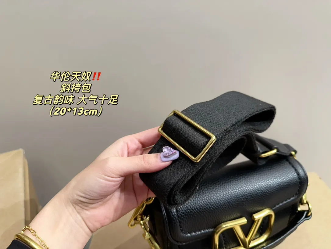 P350 comes with folding box ⚠️Size 20.13 Valentino Crossbody Bag Easily create an elegant commuting wear. Shoulder, crossbody, and hand-held are all different experiences. The calfskin material and the brand's iconic VLOGO soft sheepskin lining and brass-made accessories give the overall elegant retro charm.